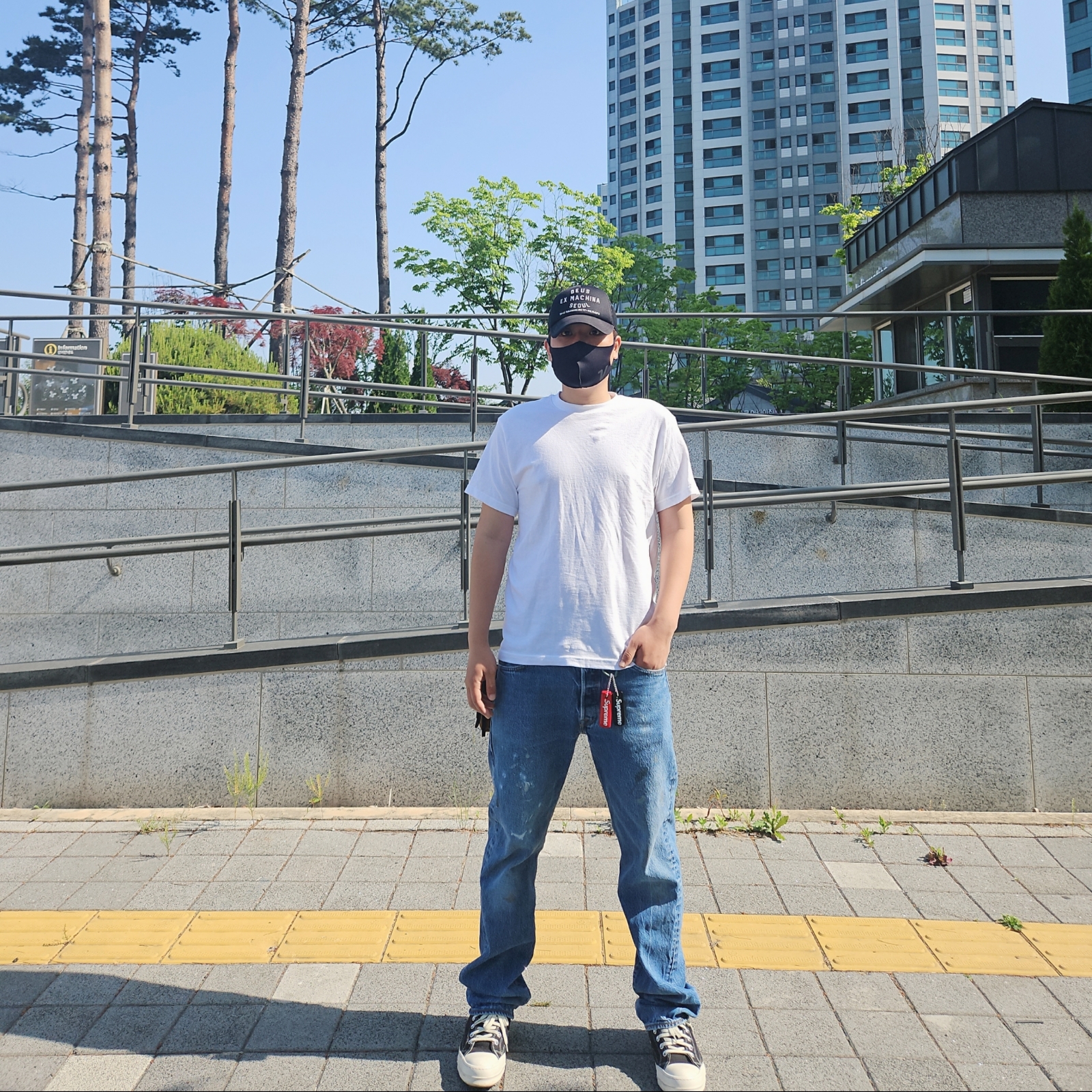 Converse x Drkshdw Drkstr Chuck 70 Ox Black, Supreme Floating Keychain Red - 23FW 착용 스타일 - 1