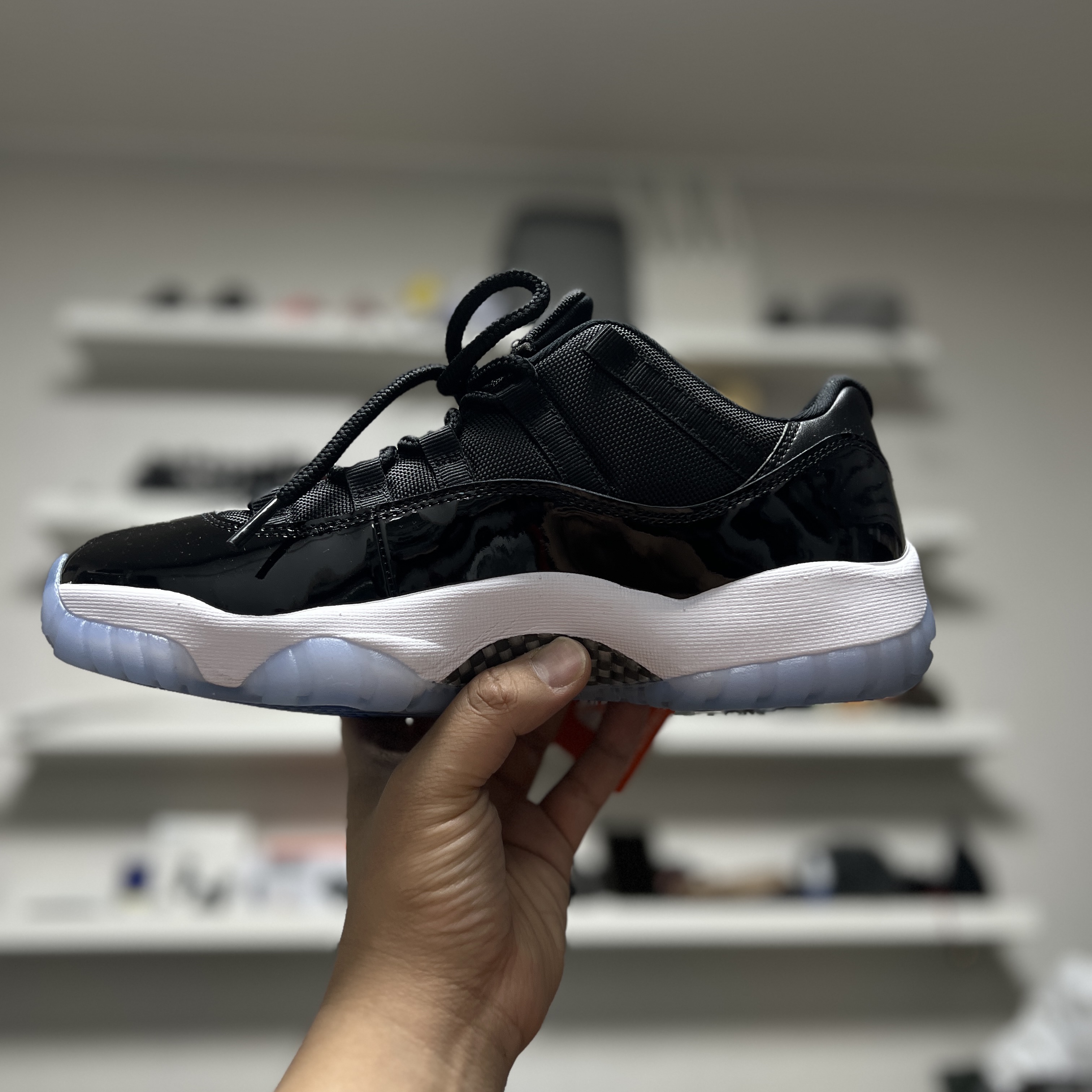 Jordan 11 Retro Low Black and Varsity Royal 착용 스타일 - 3
