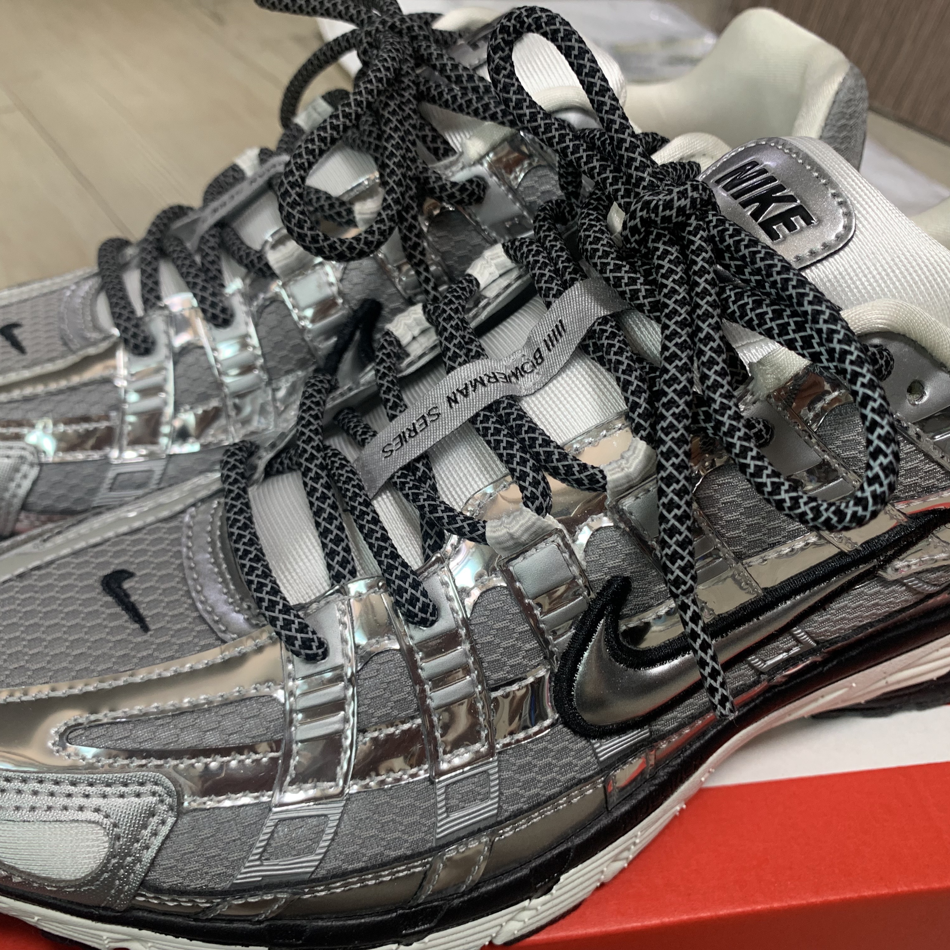 Nike P-6000 Metallic Silver 착용 스타일