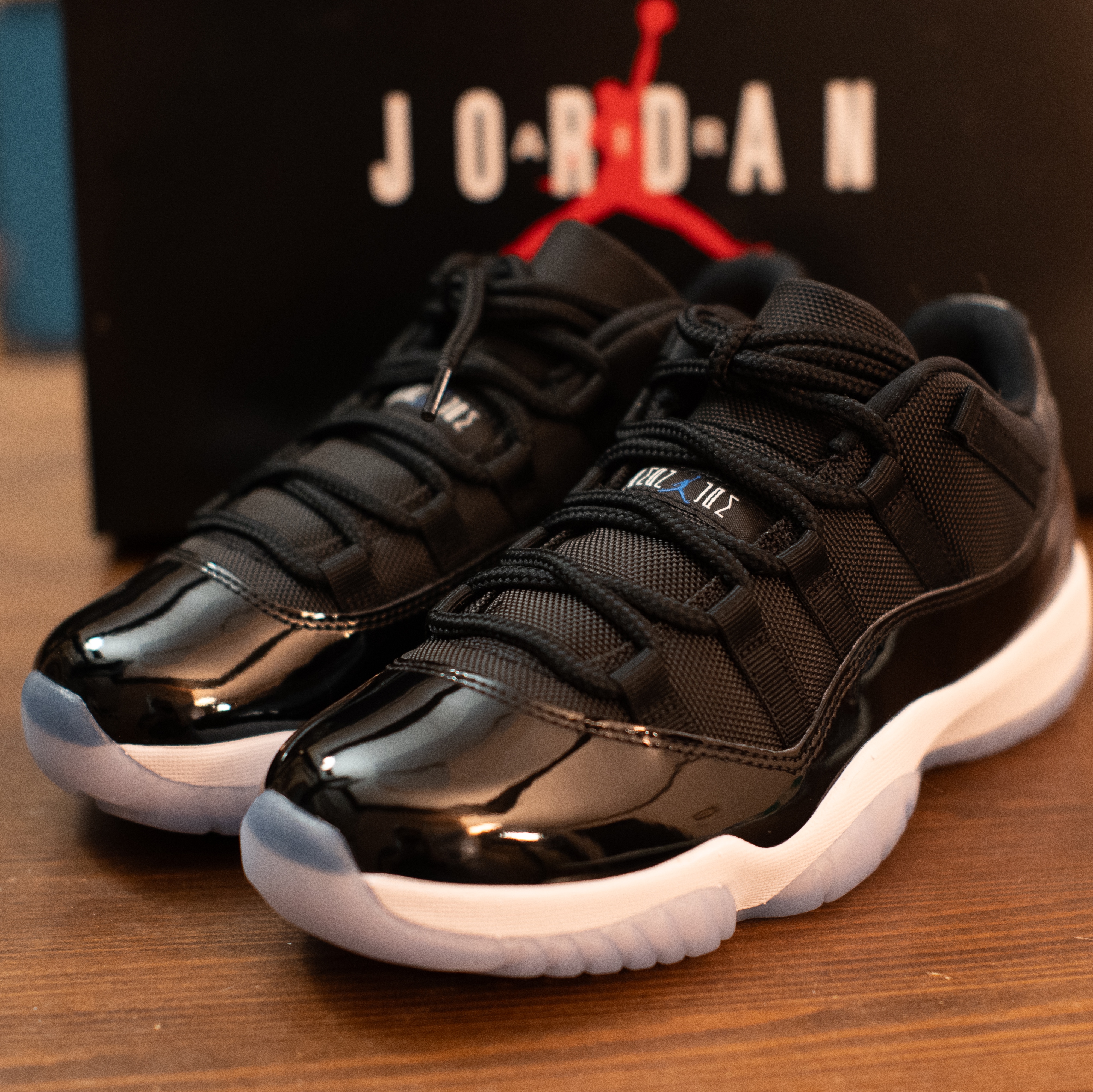 Jordan 11 Retro Low Black and Varsity Royal 착용 스타일 - 1