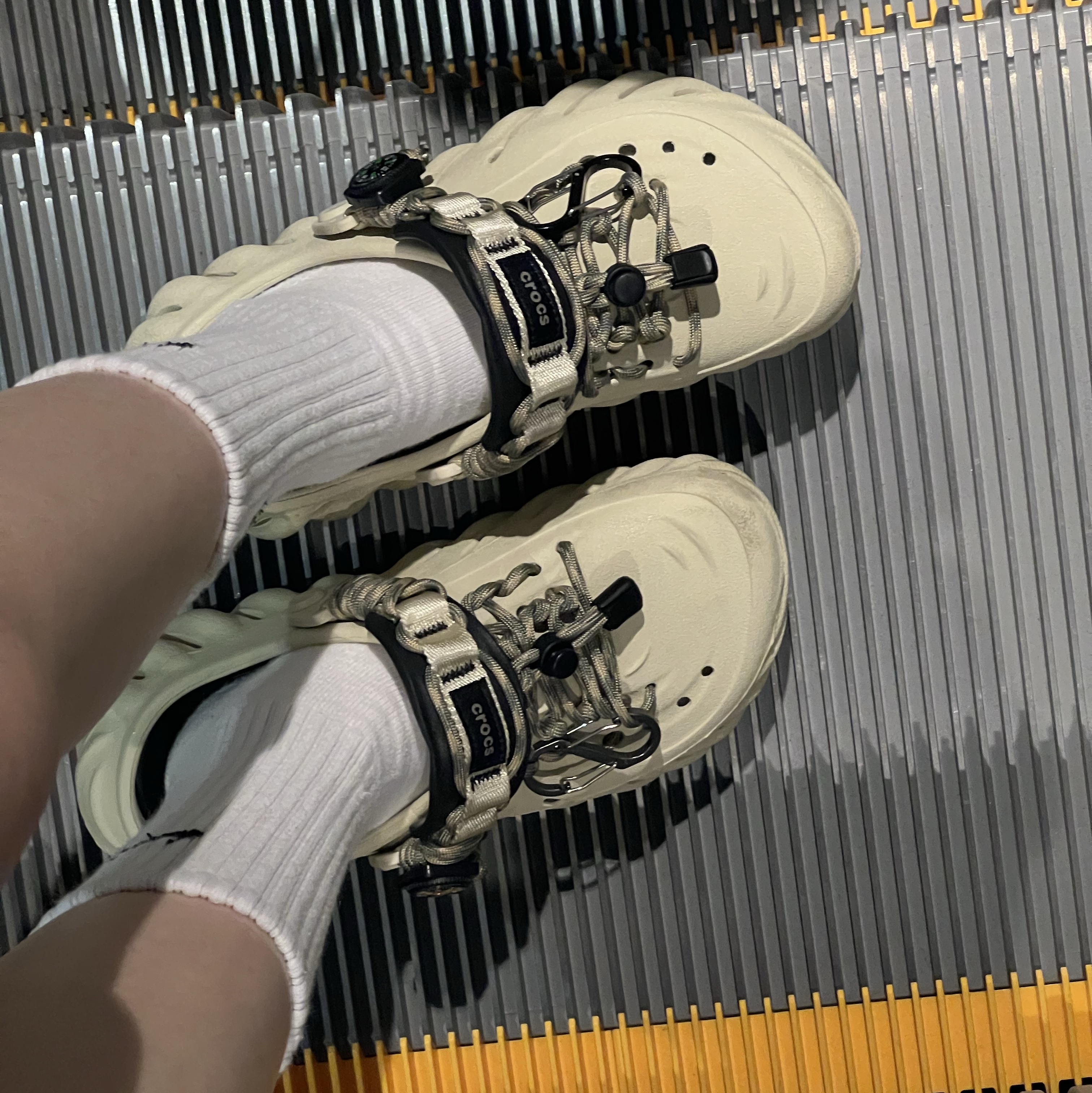 Crocs Echo Clog Bone Black 착용 스타일