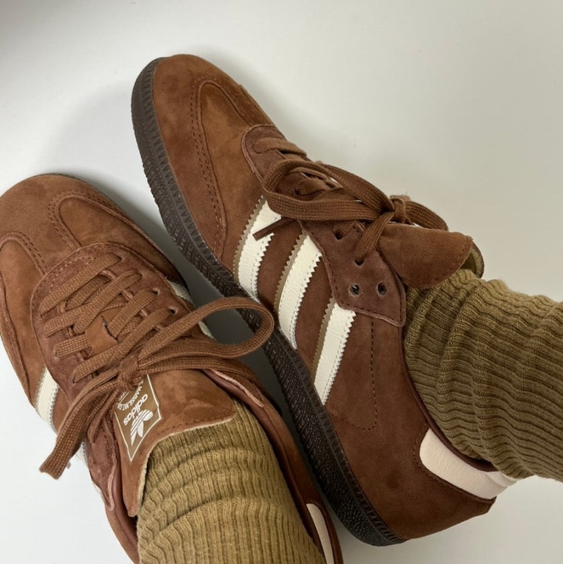 Adidas Samba OG Preloved Brown Wonder White 착용 스타일 - 2