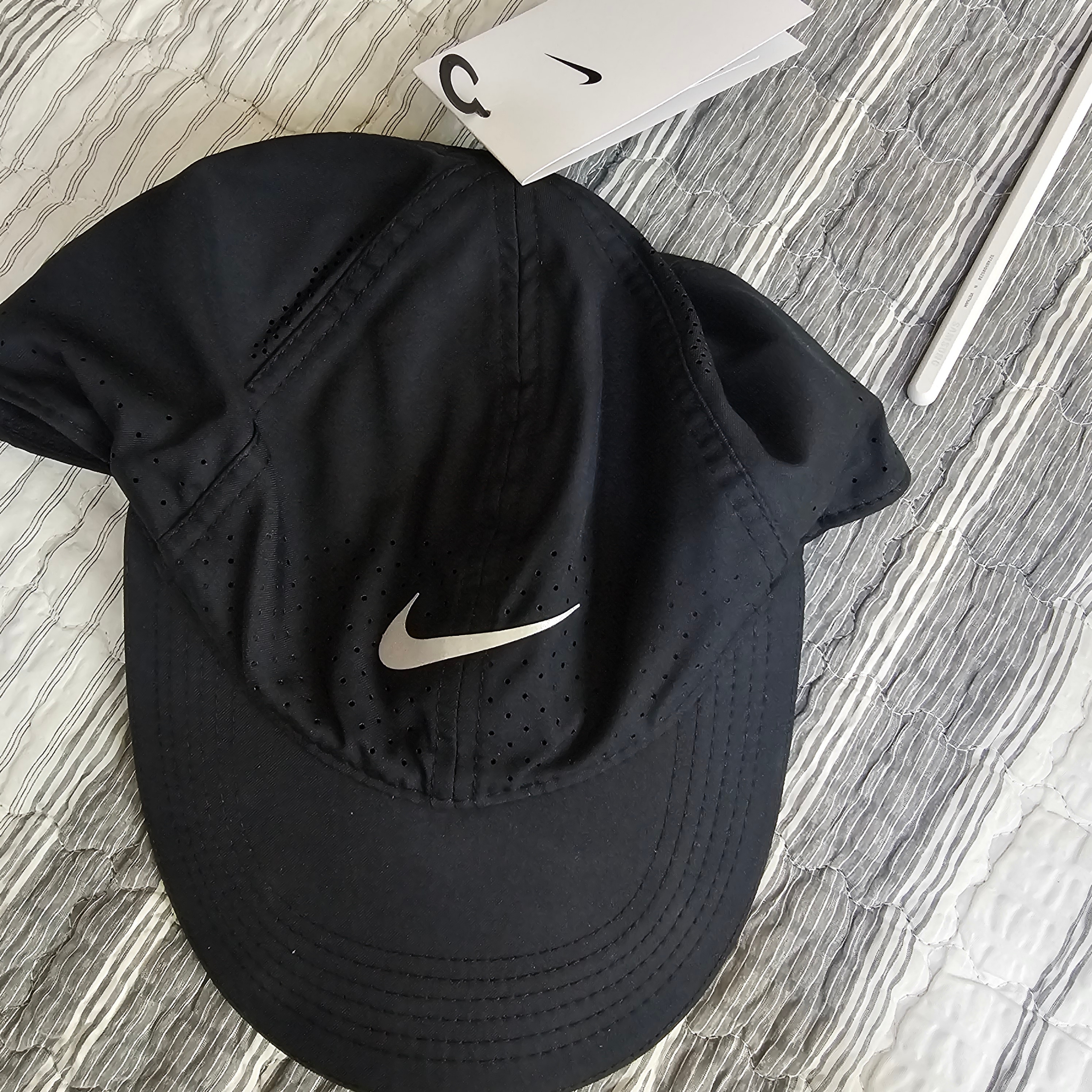 Nike Dri-Fit AeroBill Featherlight Perforated Running Cap Black 착용 스타일