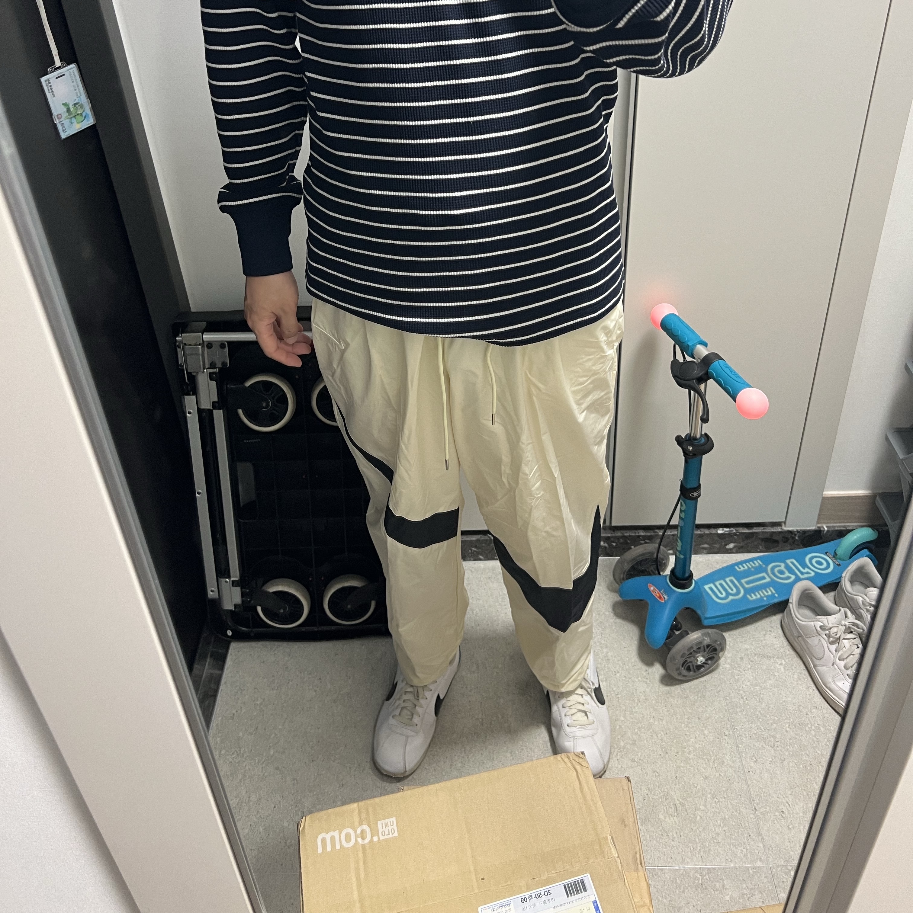 Nike NSW Swoosh Woven Pants Light Bone - US/EU 착용 스타일