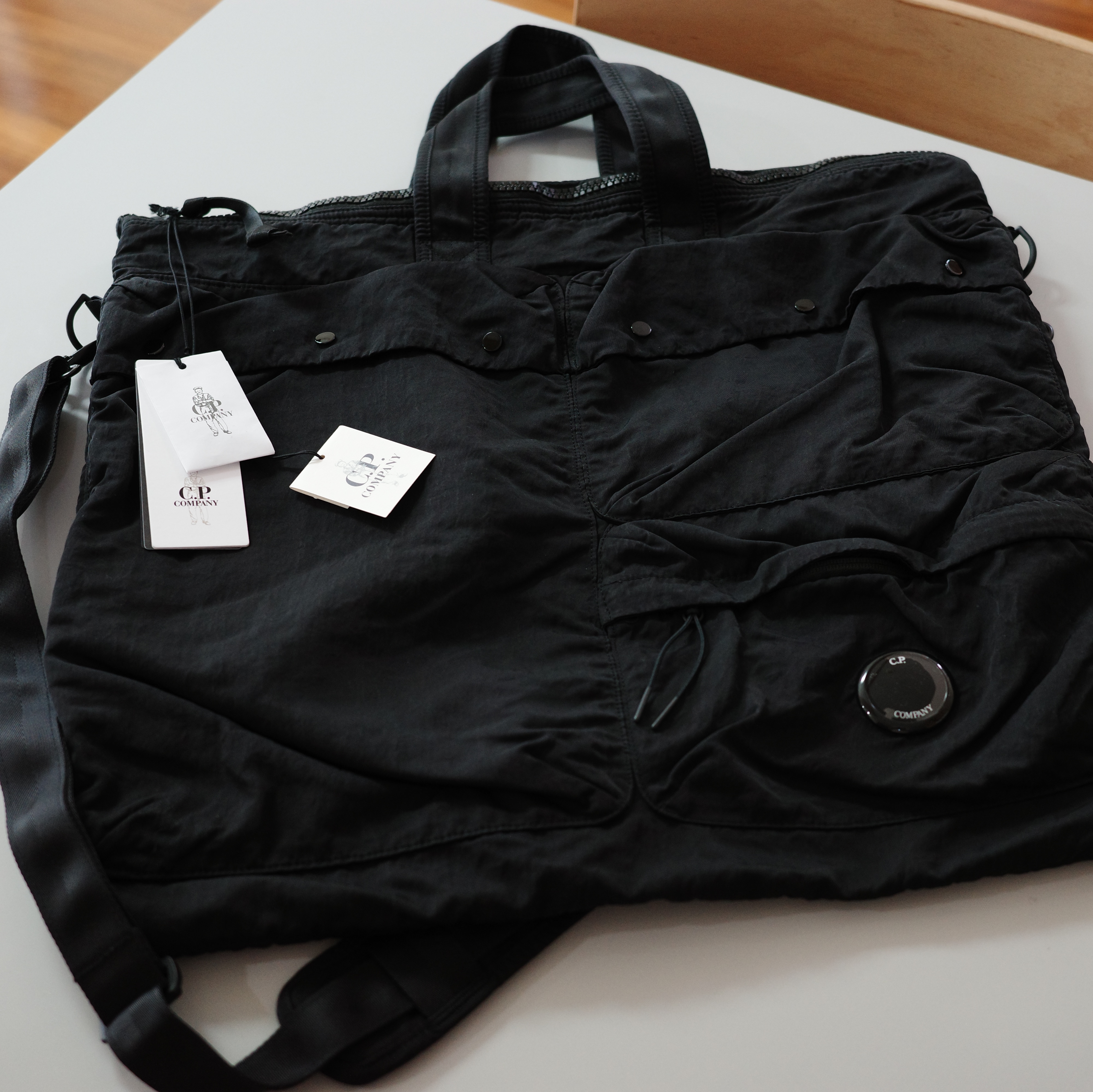 C.P. Company Nylon B Tote Bag Black - 23FW 착용 스타일 - 1