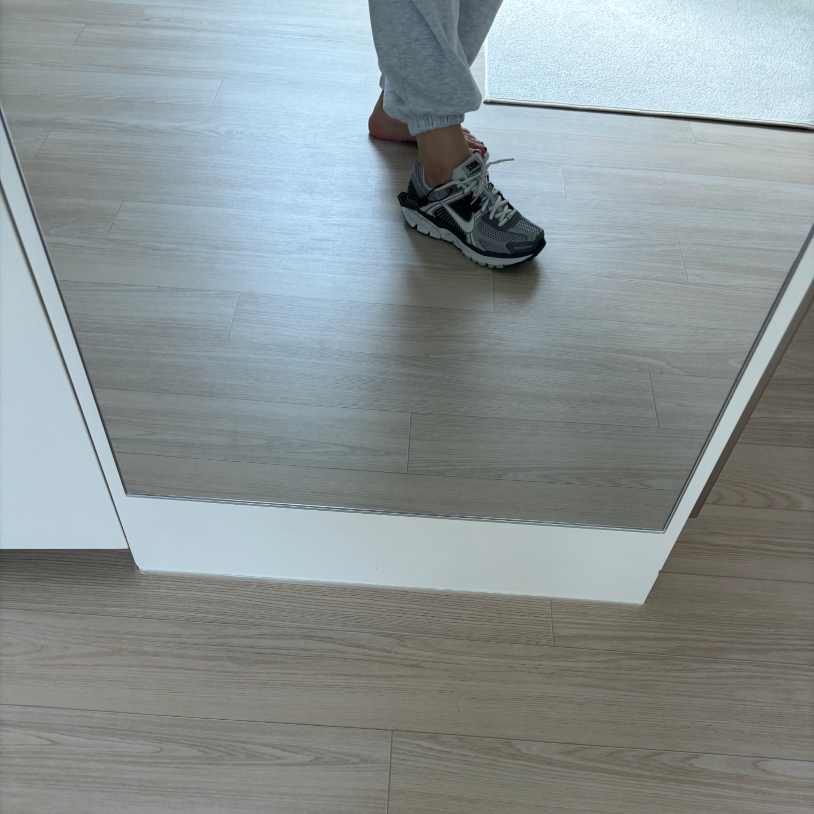(W) Nike Zoom Vomero 5 Cobblestone and Flat Pewter 착용 스타일