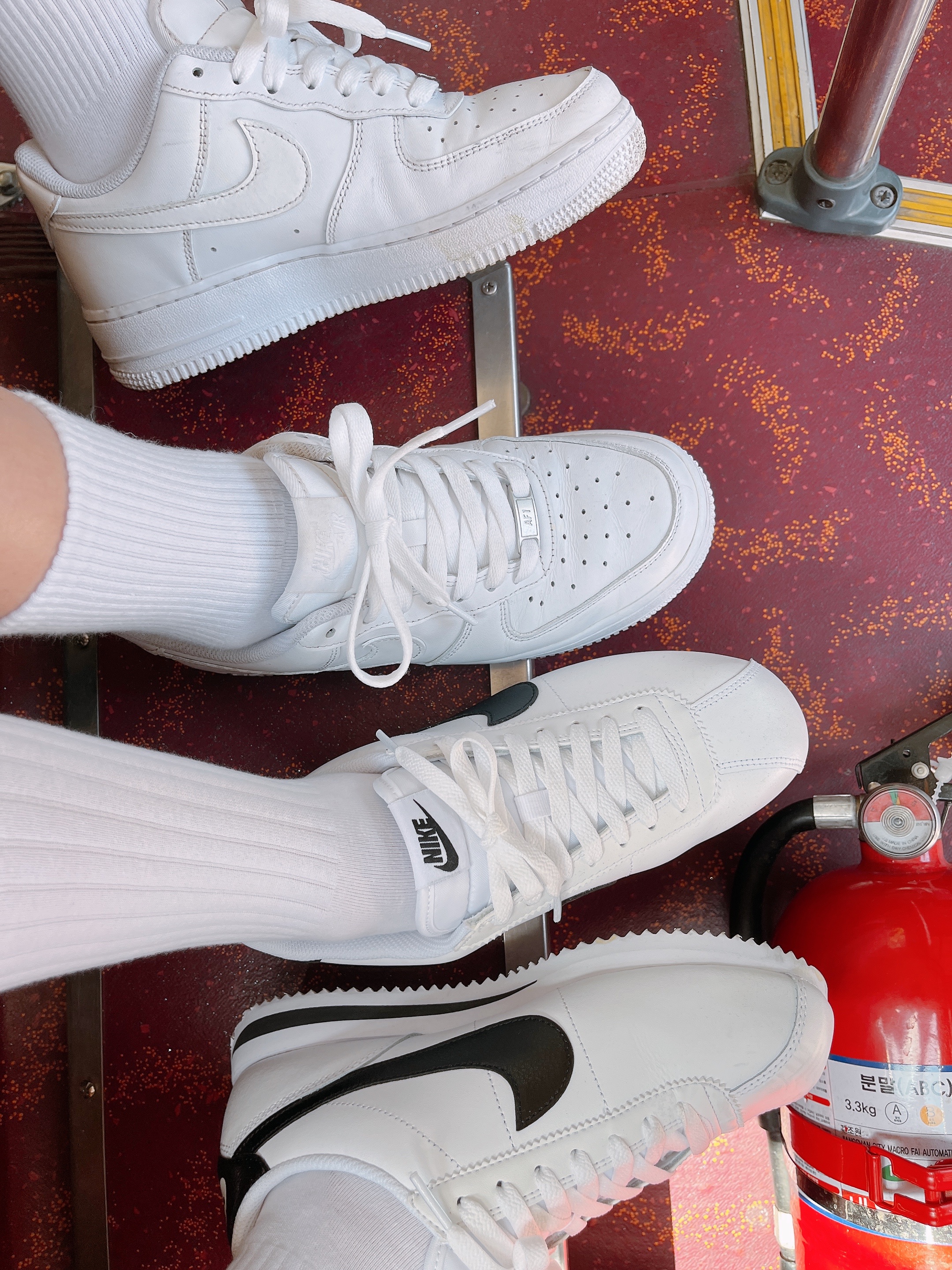 (W) Nike Cortez Leather White Black, Nike Air Force 1 '07 Low White 착용 스타일 - 1