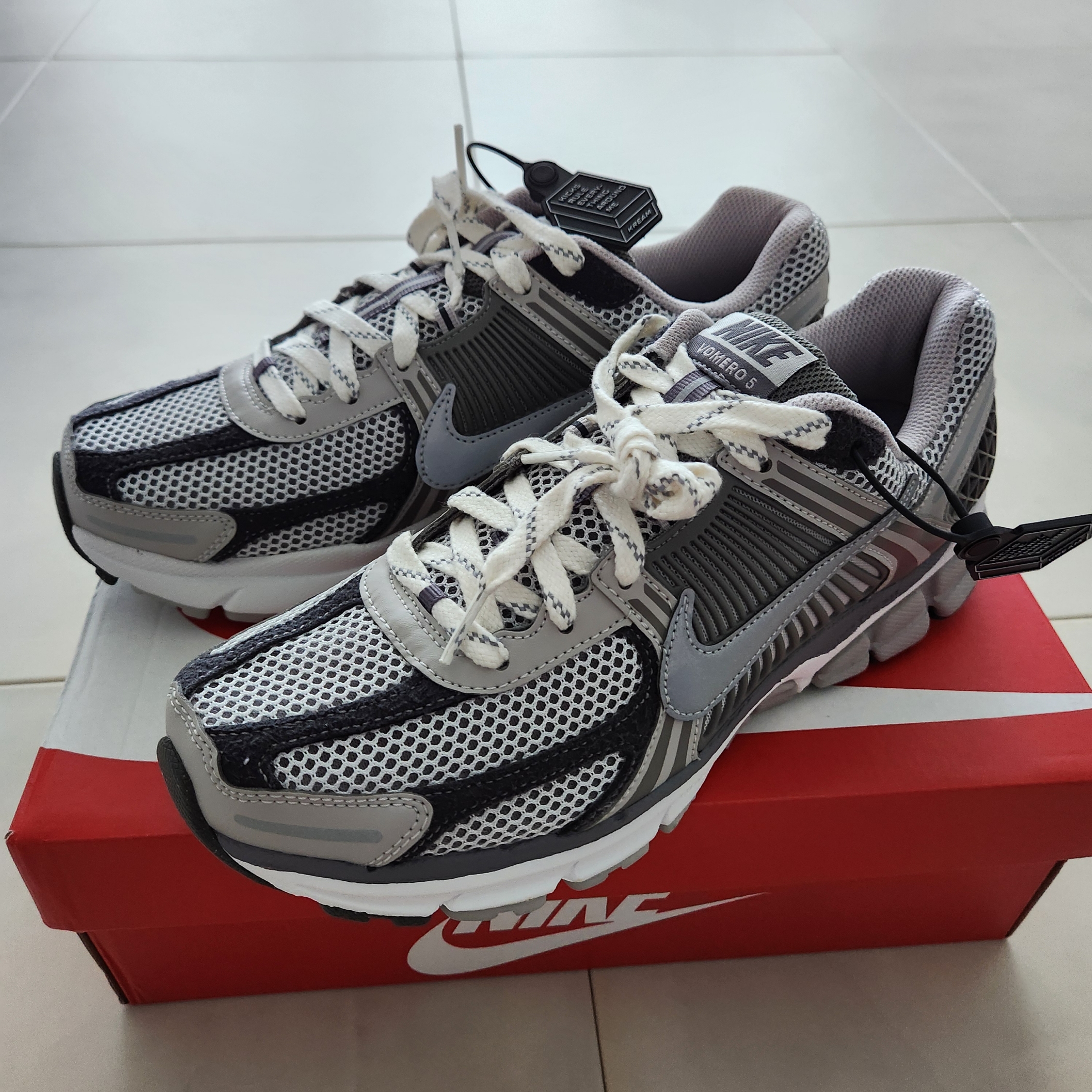 Nike Zoom Vomero 5 PRM Light Iron Ore and Flat Fewter 착용 스타일