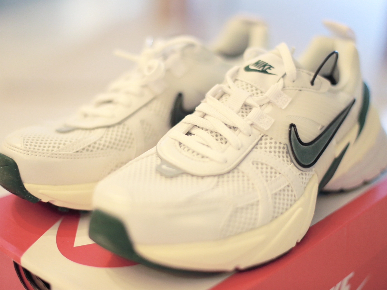 Nike V2K Run White Fir 착용 스타일 - 2