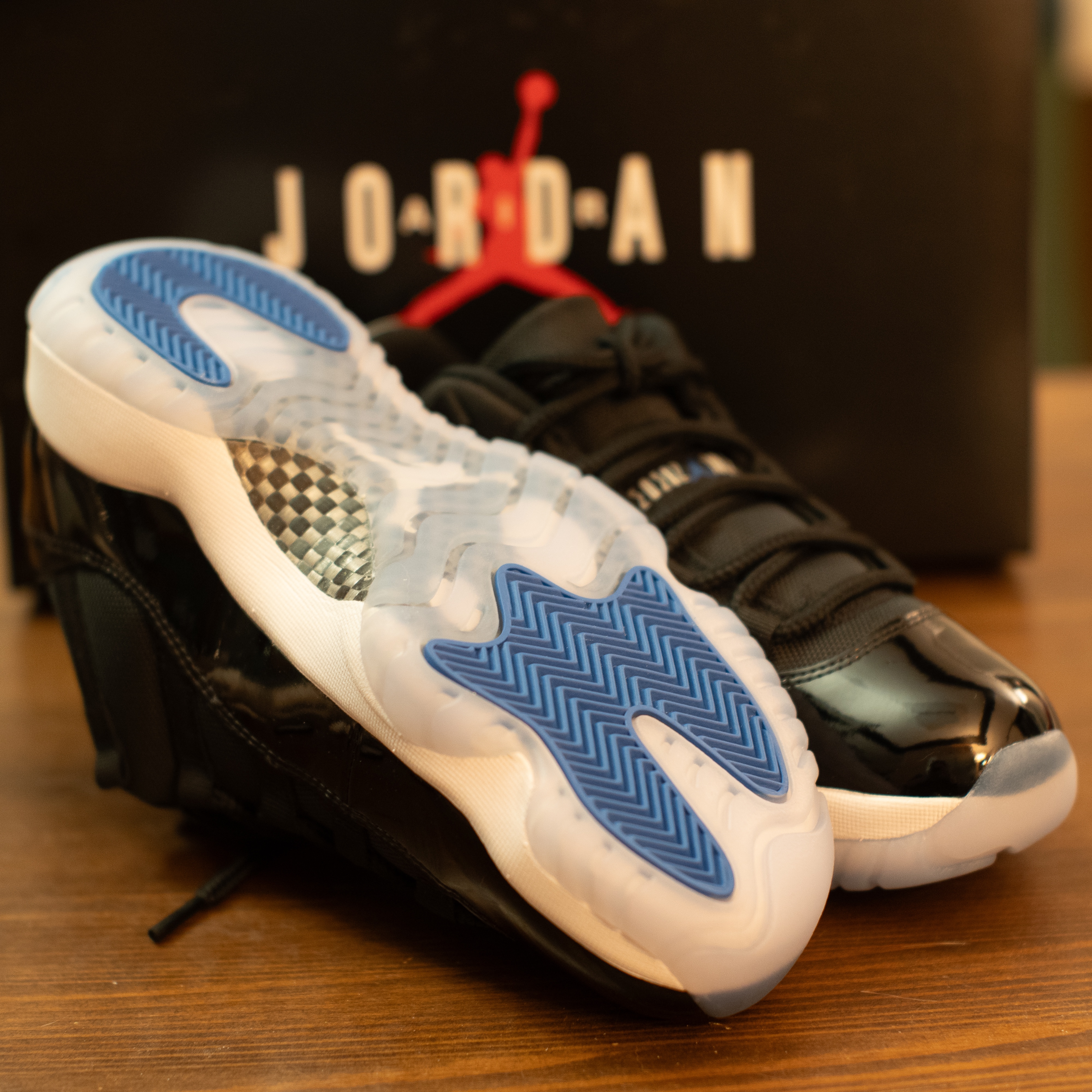 Jordan 11 Retro Low Black and Varsity Royal 착용 스타일 - 3