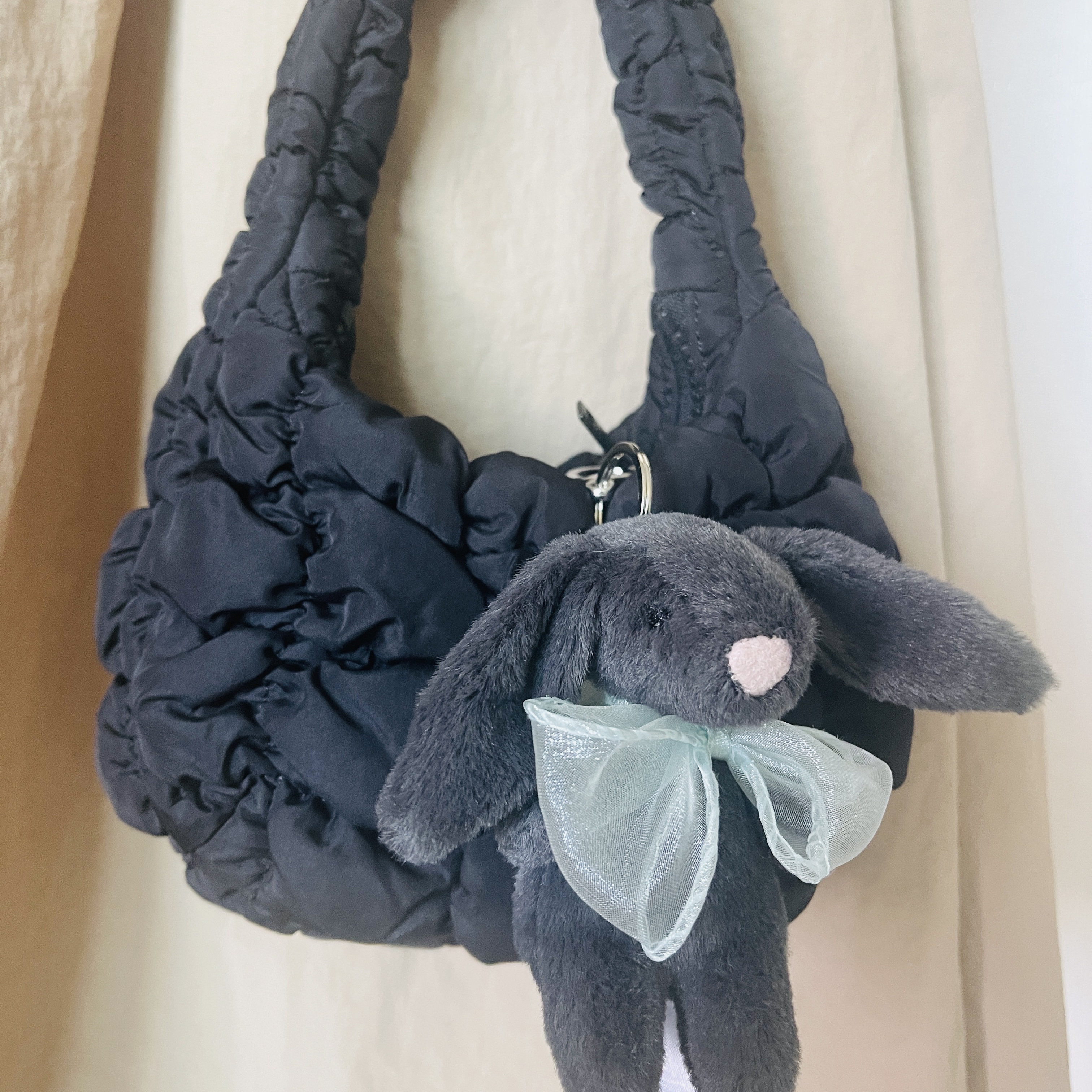 COS Quilted Micro Bag Black, Jellycat Bashful Bunny Bag Charm Ink 착용 스타일 - 2