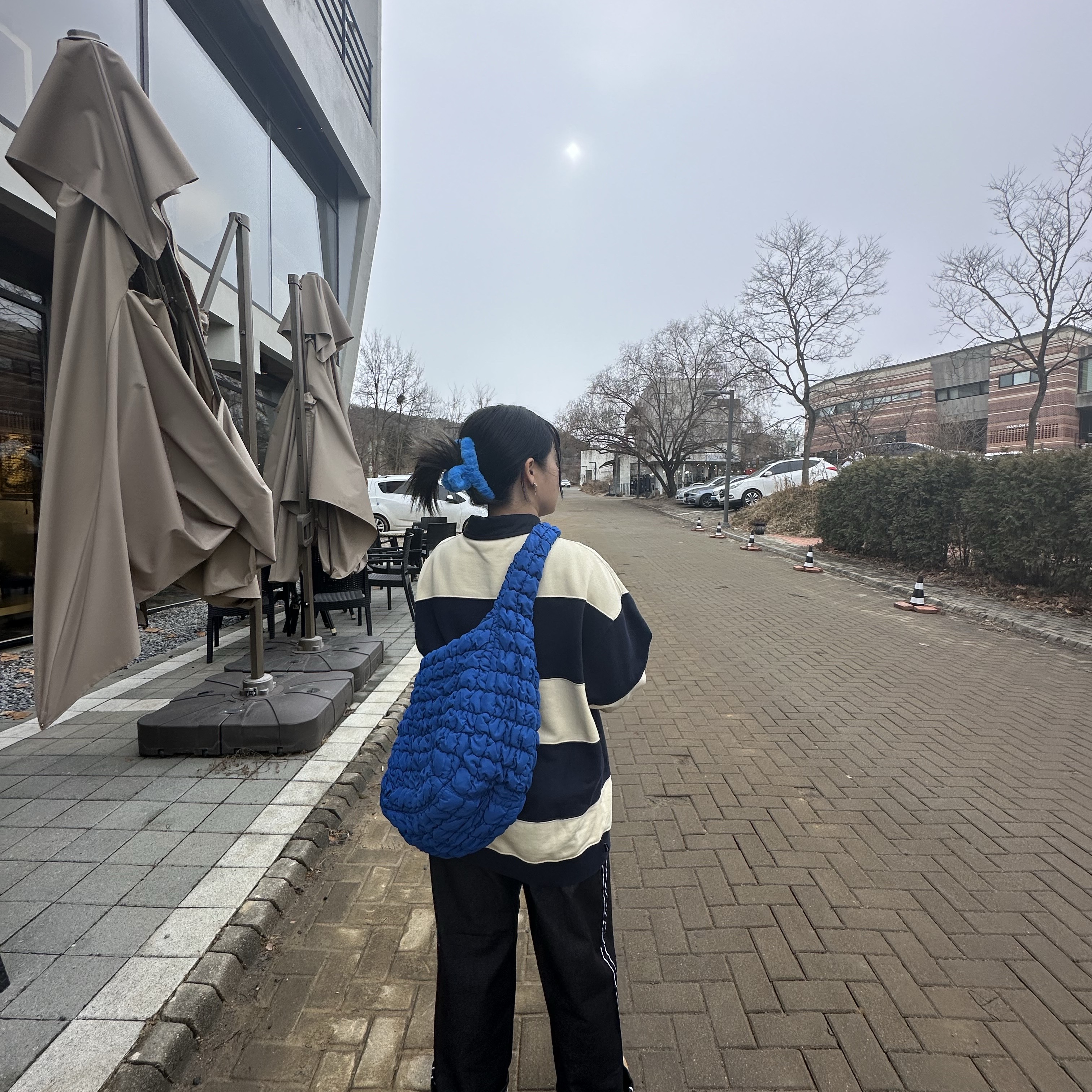 COS Quilted Oversized Shoulder Bag Blue 착용 스타일 - 1