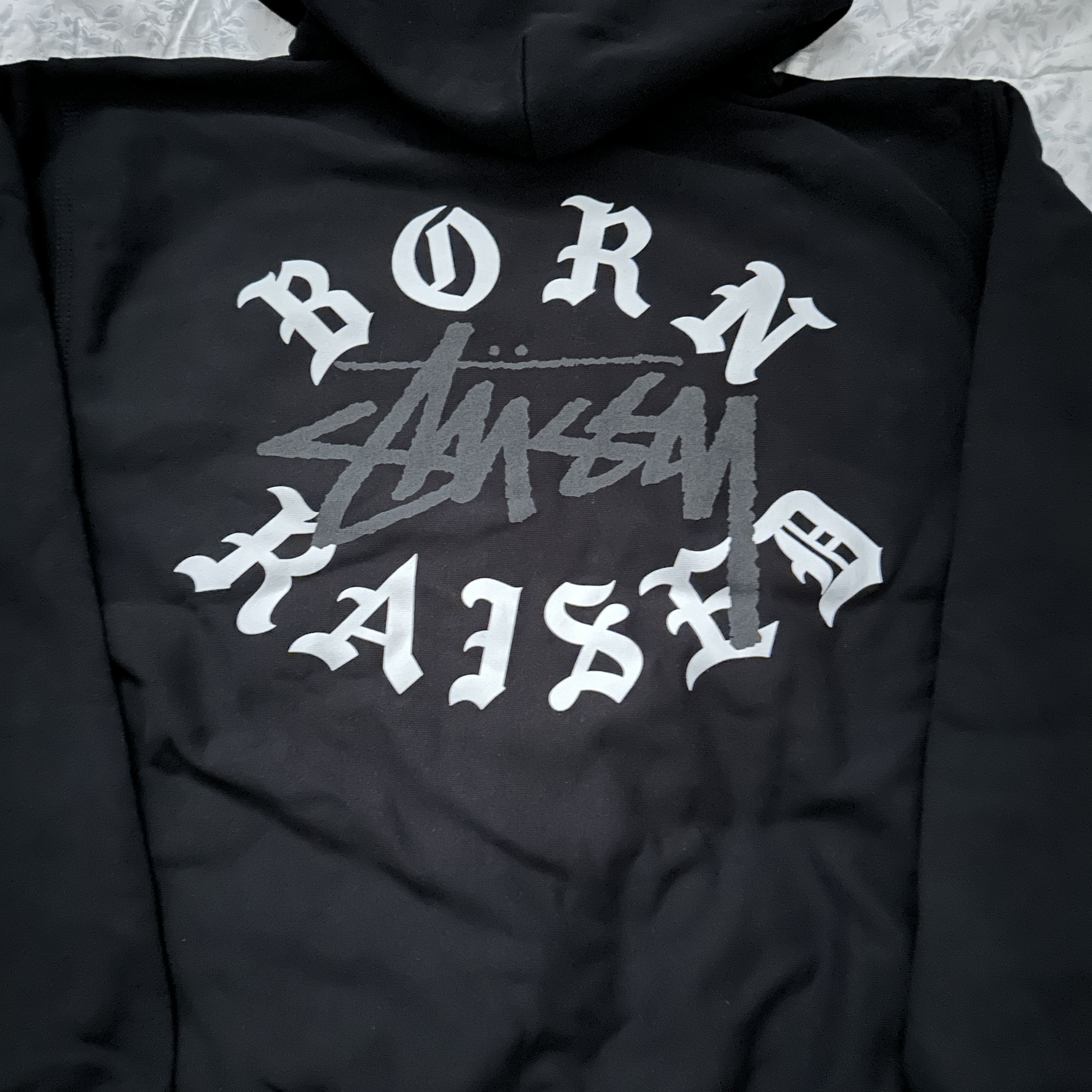 Stussy x Born X Raised Logo Zip Hoodie Black 착용 스타일 - 3