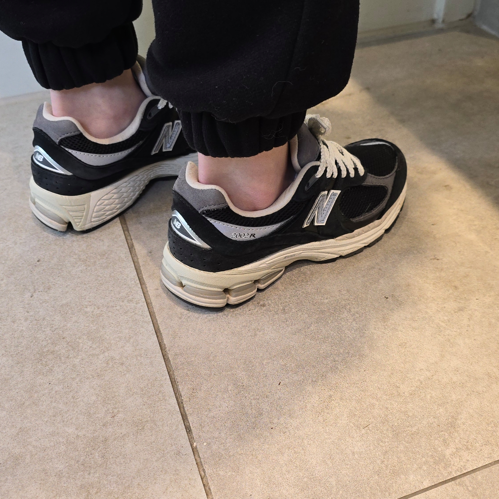 New Balance 2002R Premium Vintage Black 착용 스타일 - 2