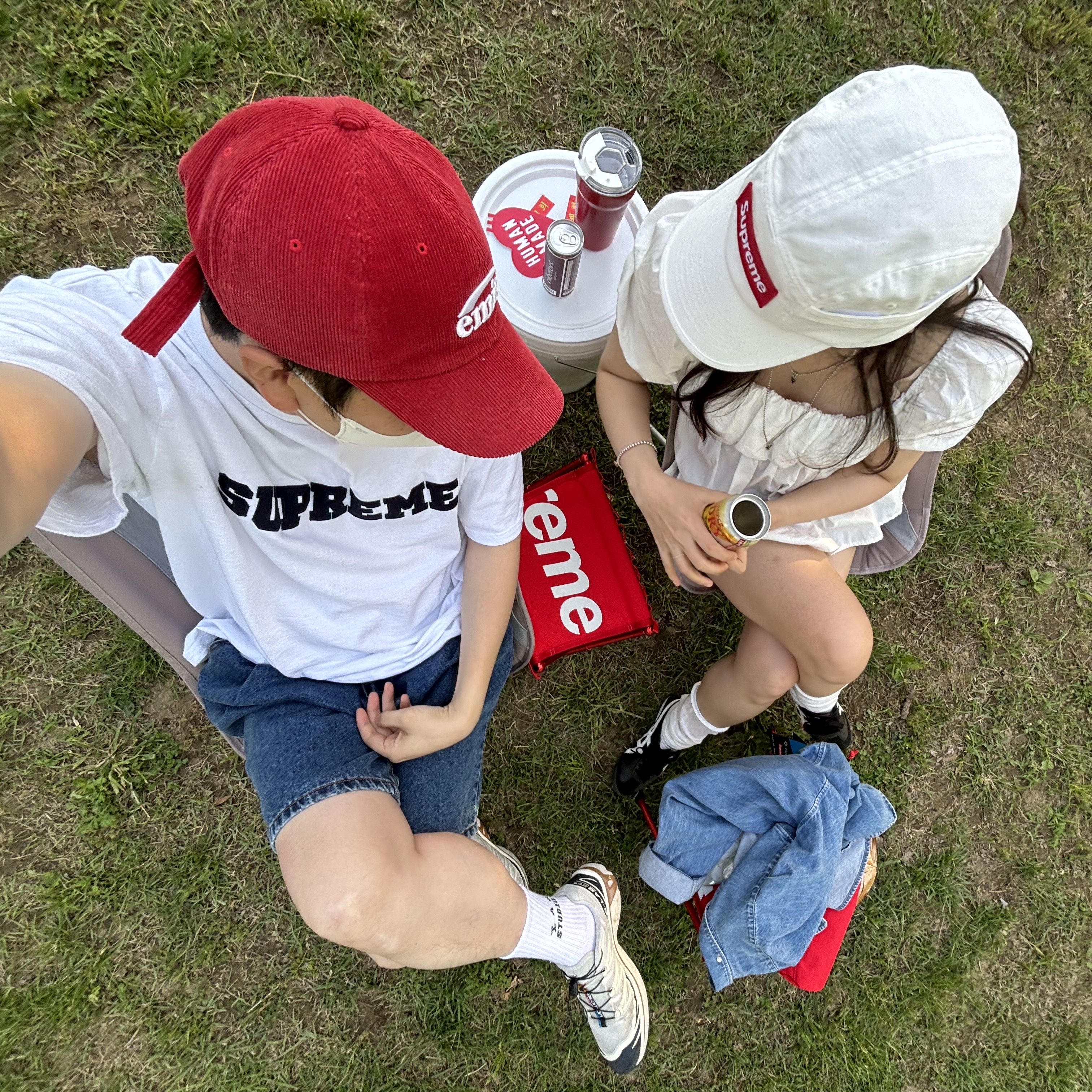 Supreme Mesh Pocket Camp Cap White - 23FW, Supreme x Helinox Tactical Field Stool Red (Set Of 2) - 23FW 착용 스타일