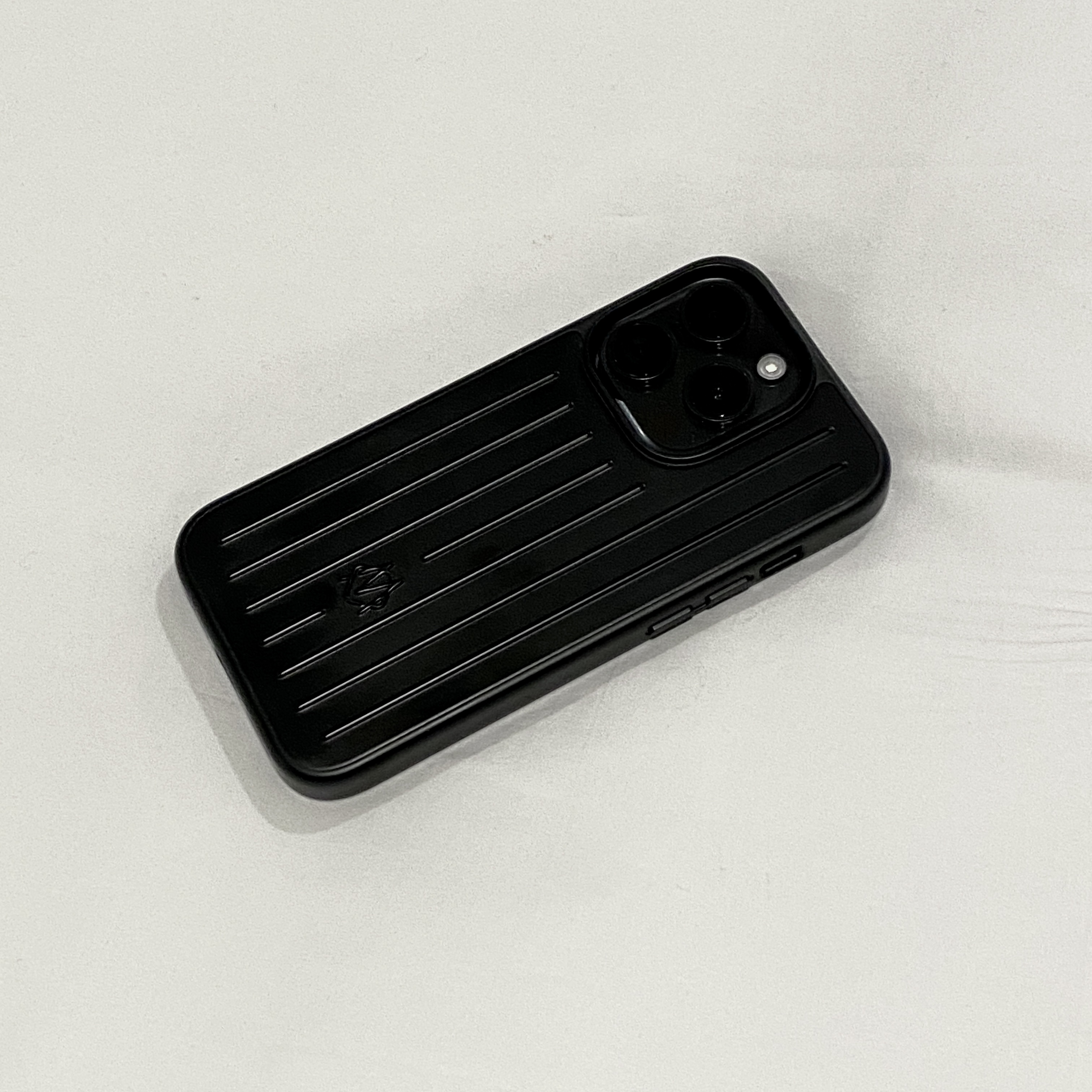 Rimowa iPhone 15 Pro Aluminium Case Matte Black 착용 스타일