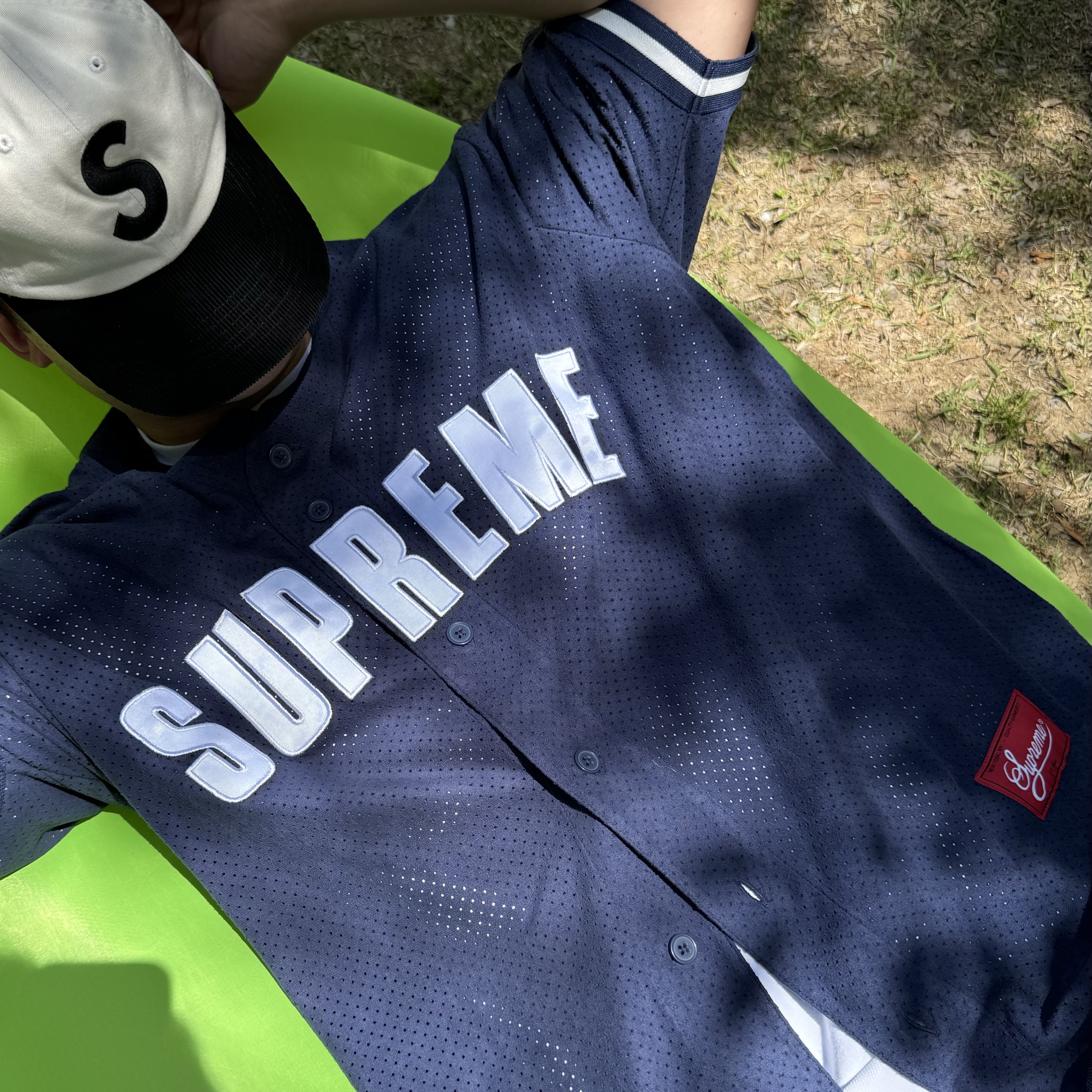 Supreme Small Box T-Shirt White - 24SS, Supreme Ultrasuede Mesh Baseball Jersey Navy - 24SS 착용 스타일 - 3