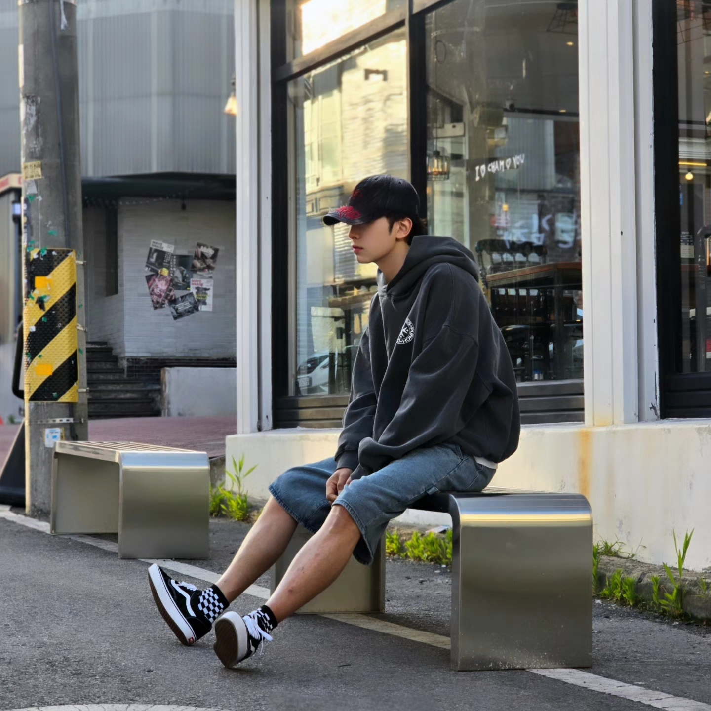 Punch Drunk Parties Circle Logo Garment Dyed Hoodie Charcoal, Vans ComfyCush Old Skool Black True white 착용 스타일 - 5