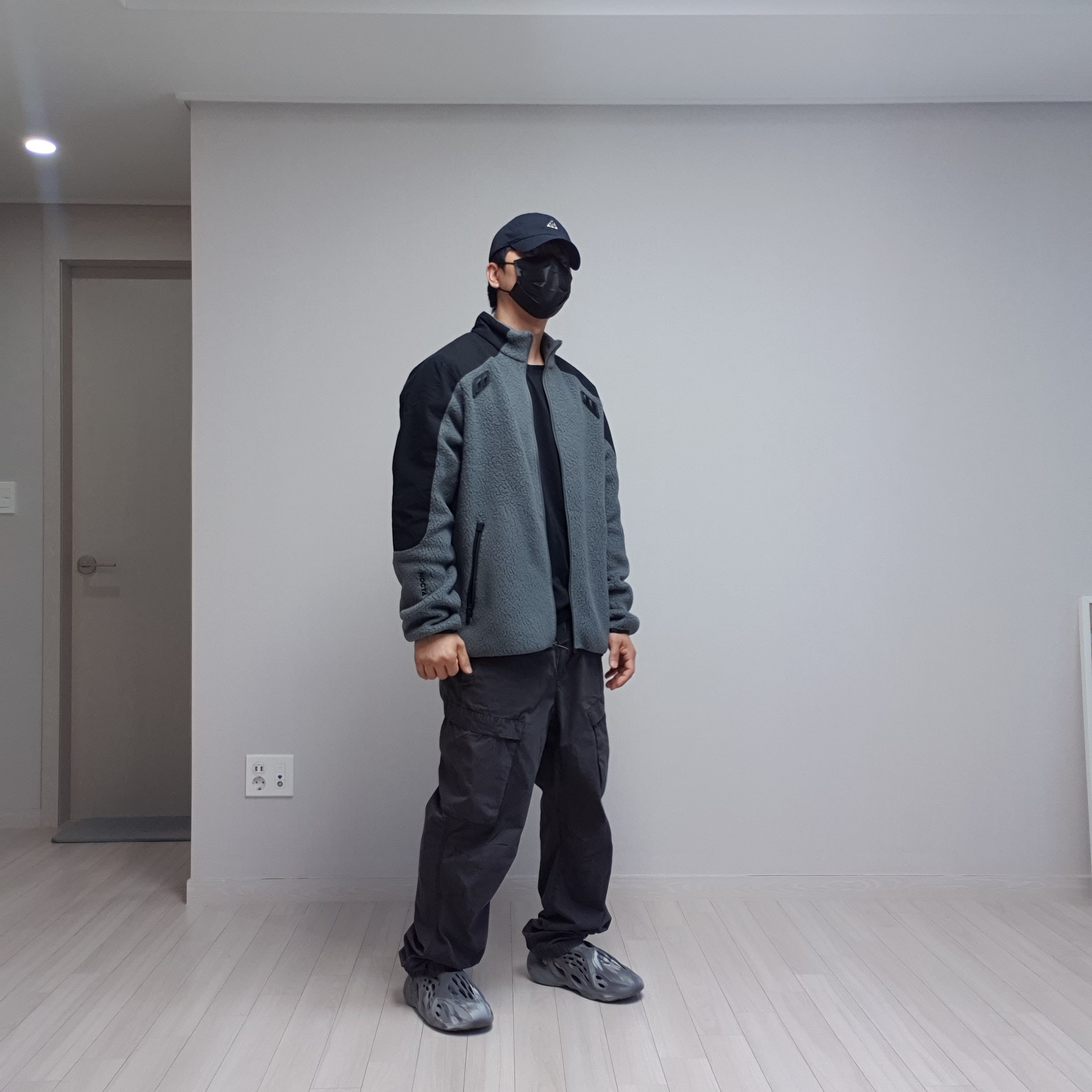Nike x Drake Nocta 8K Peaks Track Jacket Iron Grey (DV3635-068), Adidas Yeezy Foam RNNR MX Granite 착용 스타일 - 2