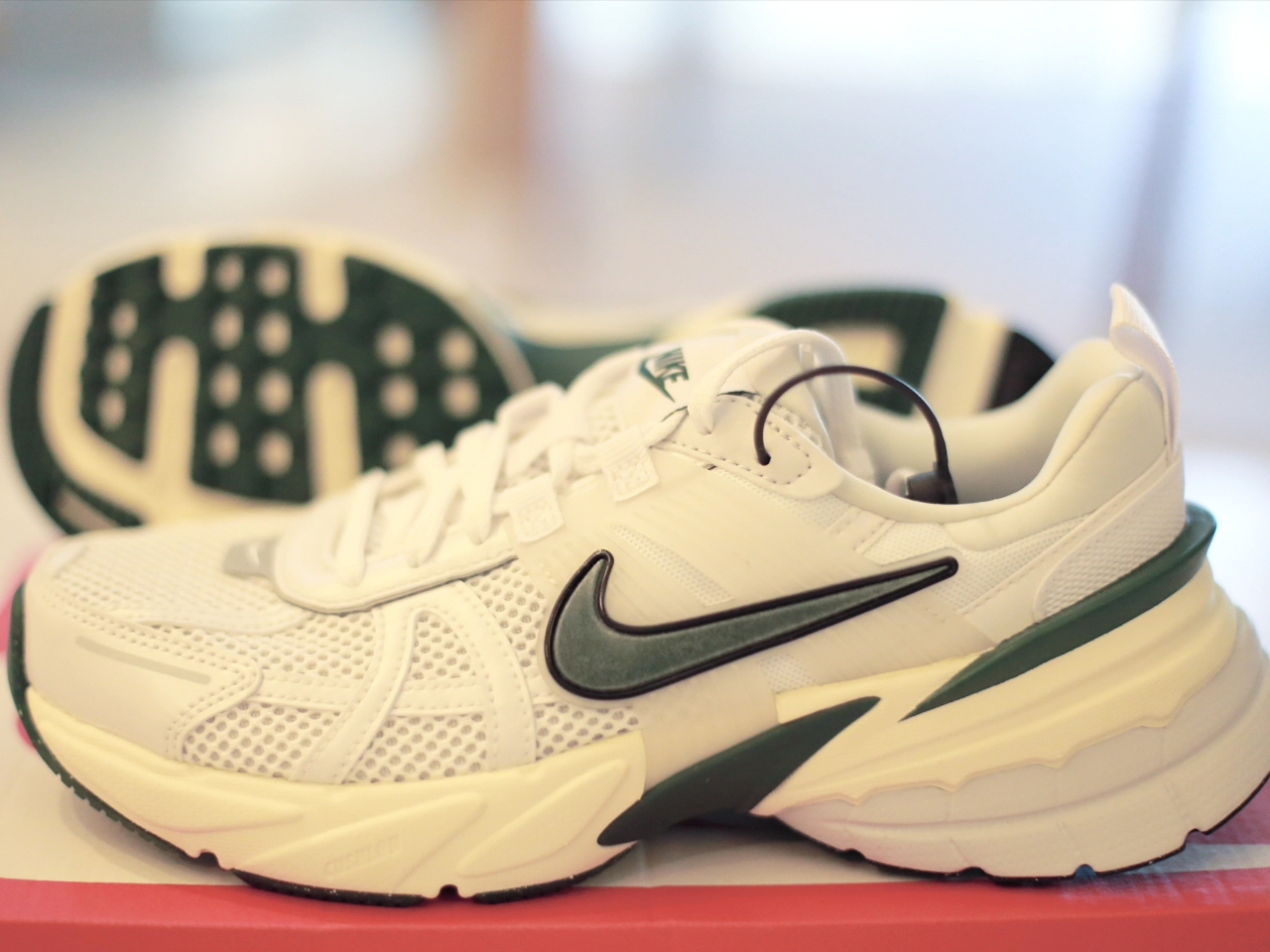 Nike V2K Run White Fir 착용 스타일 - 4