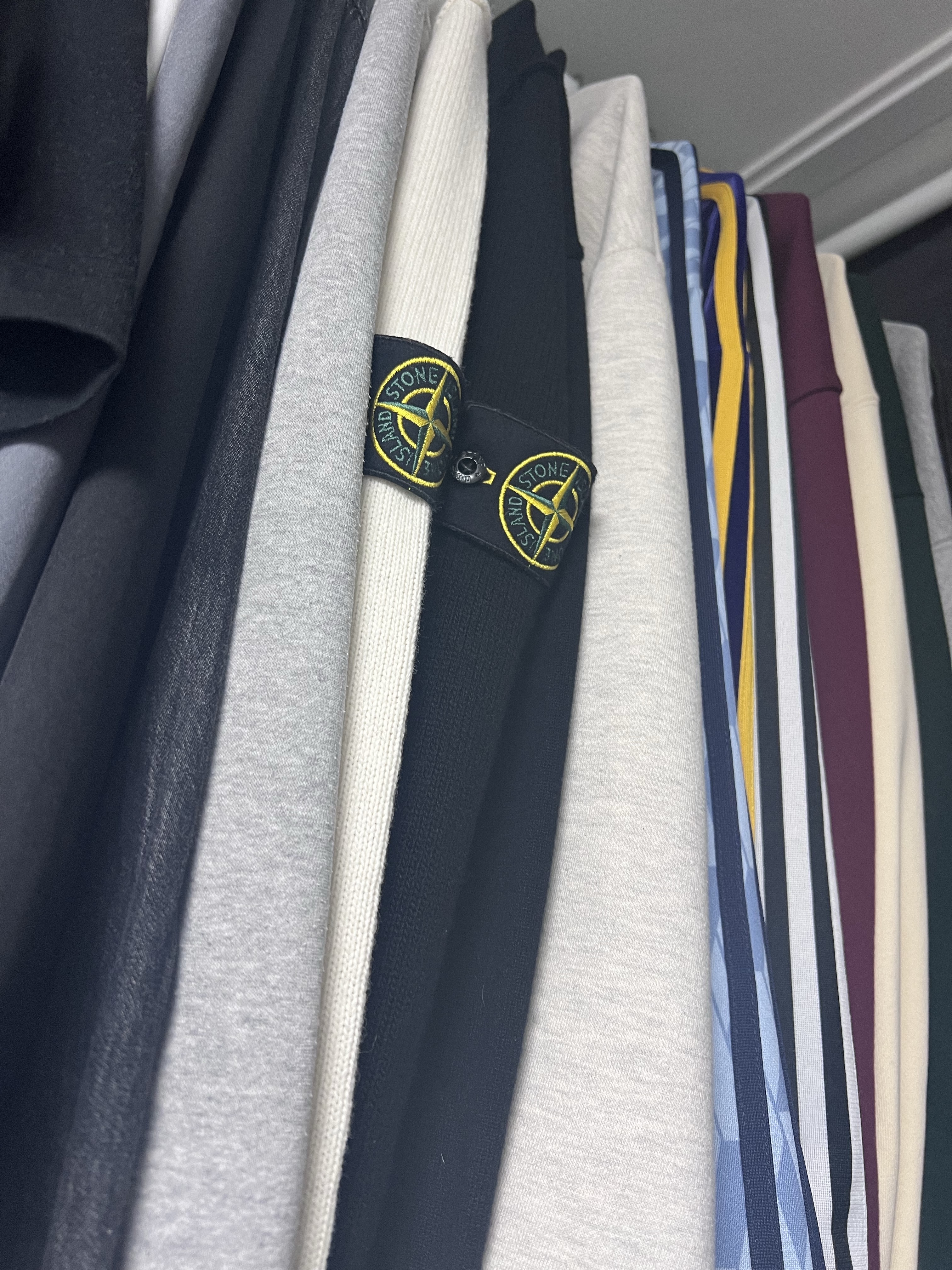 Stone Island 508A3 Lambswool Crewneck Knit Black - 23FW, Stone Island 508A3 Lambswool Crewneck Knit Natural White - 23FW 착용 스타일