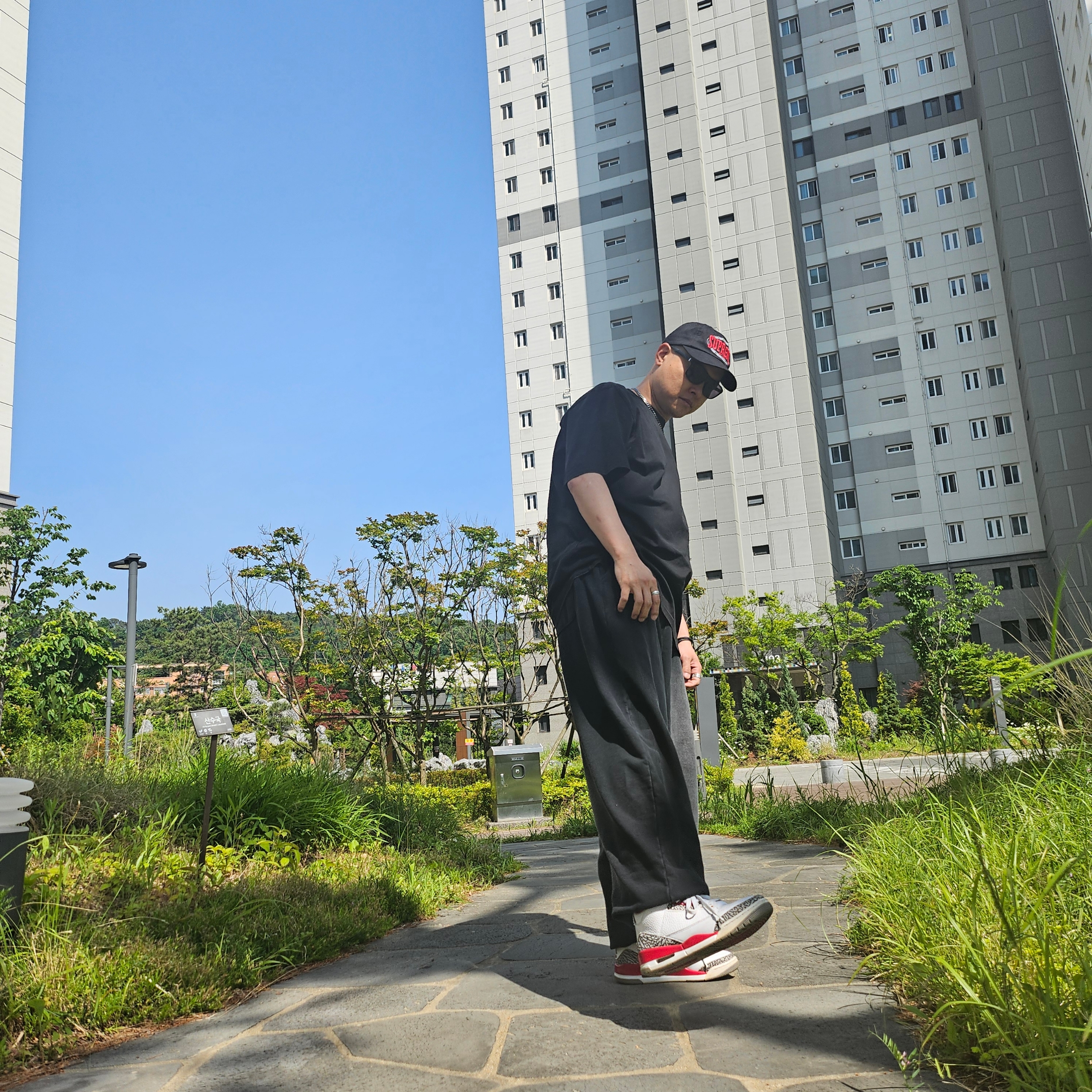 Supreme Warm Up 6-Panel Black - 23FW, Jordan 3 Retro Cardinal Red 착용 스타일 - 4