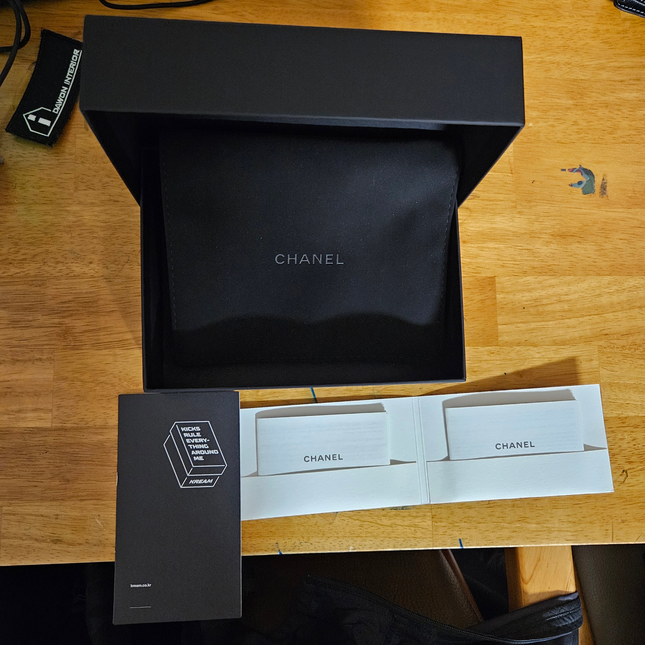 Chanel Small Classic Flap Wallet Grained Calfskin & Silver Black 착용 스타일 - 3