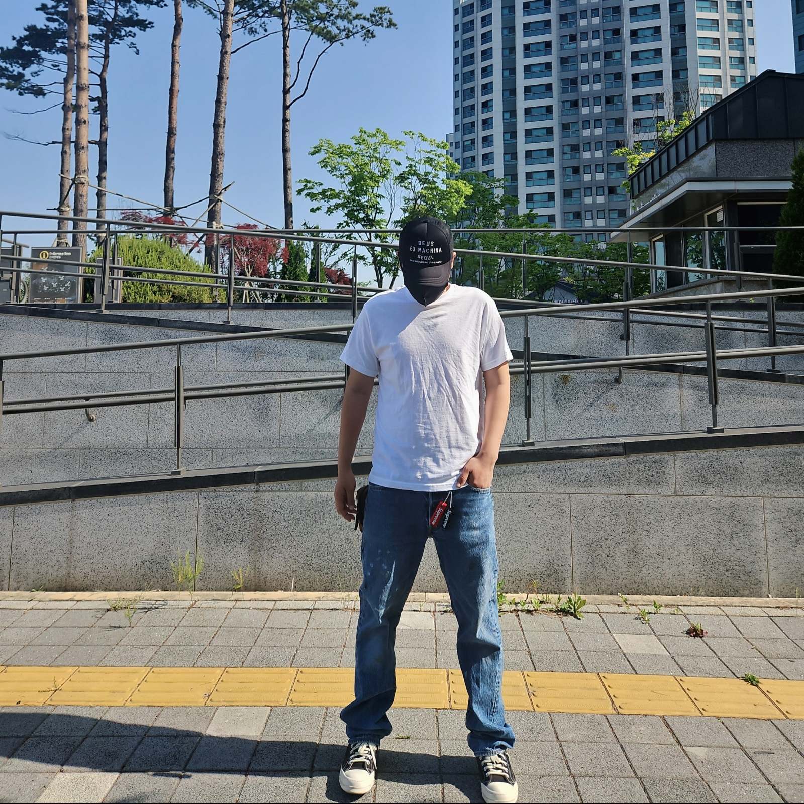 Converse x Drkshdw Drkstr Chuck 70 Ox Black, Supreme Floating Keychain Red - 23FW 착용 스타일 - 2