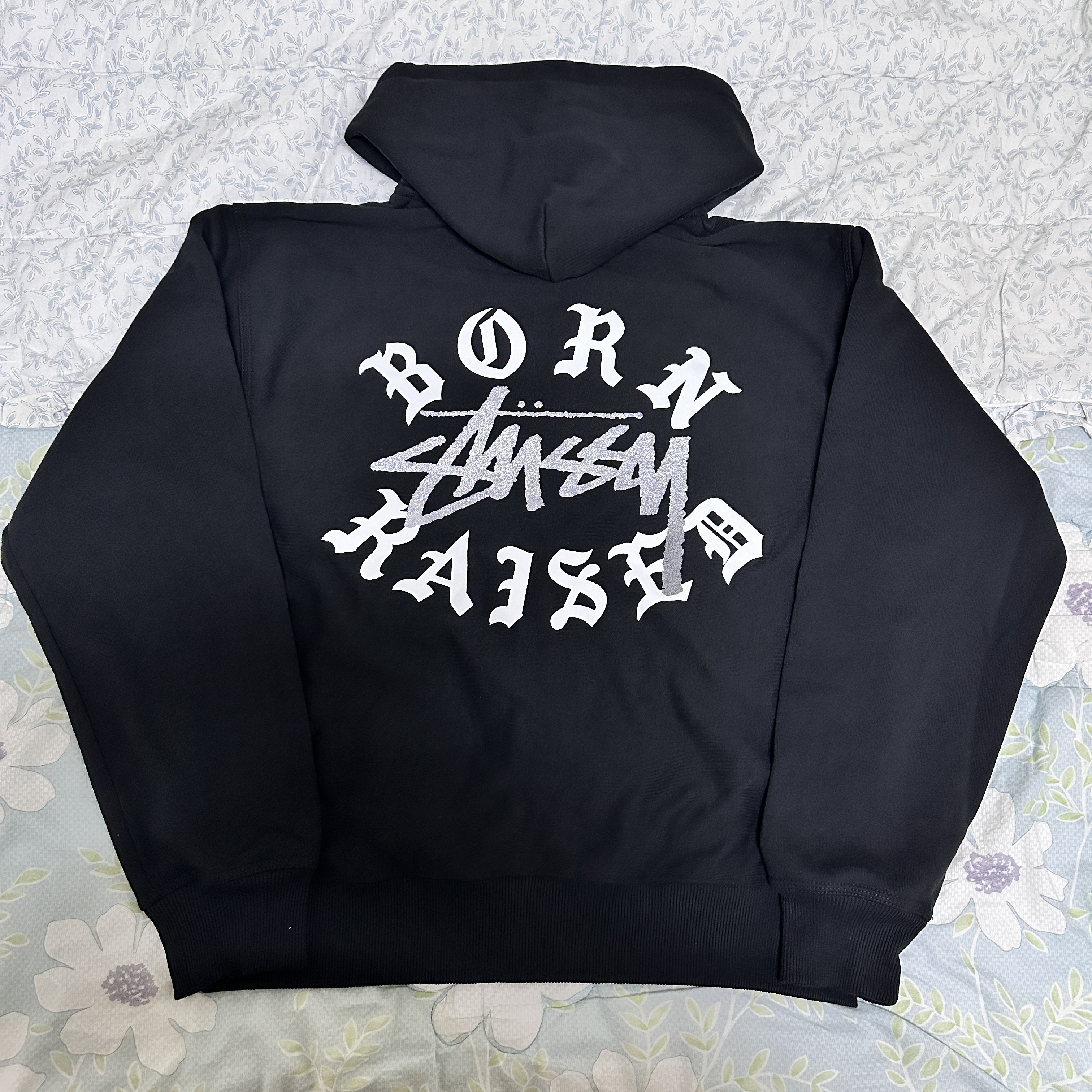 Stussy x Born X Raised Logo Zip Hoodie Black 착용 스타일 - 2