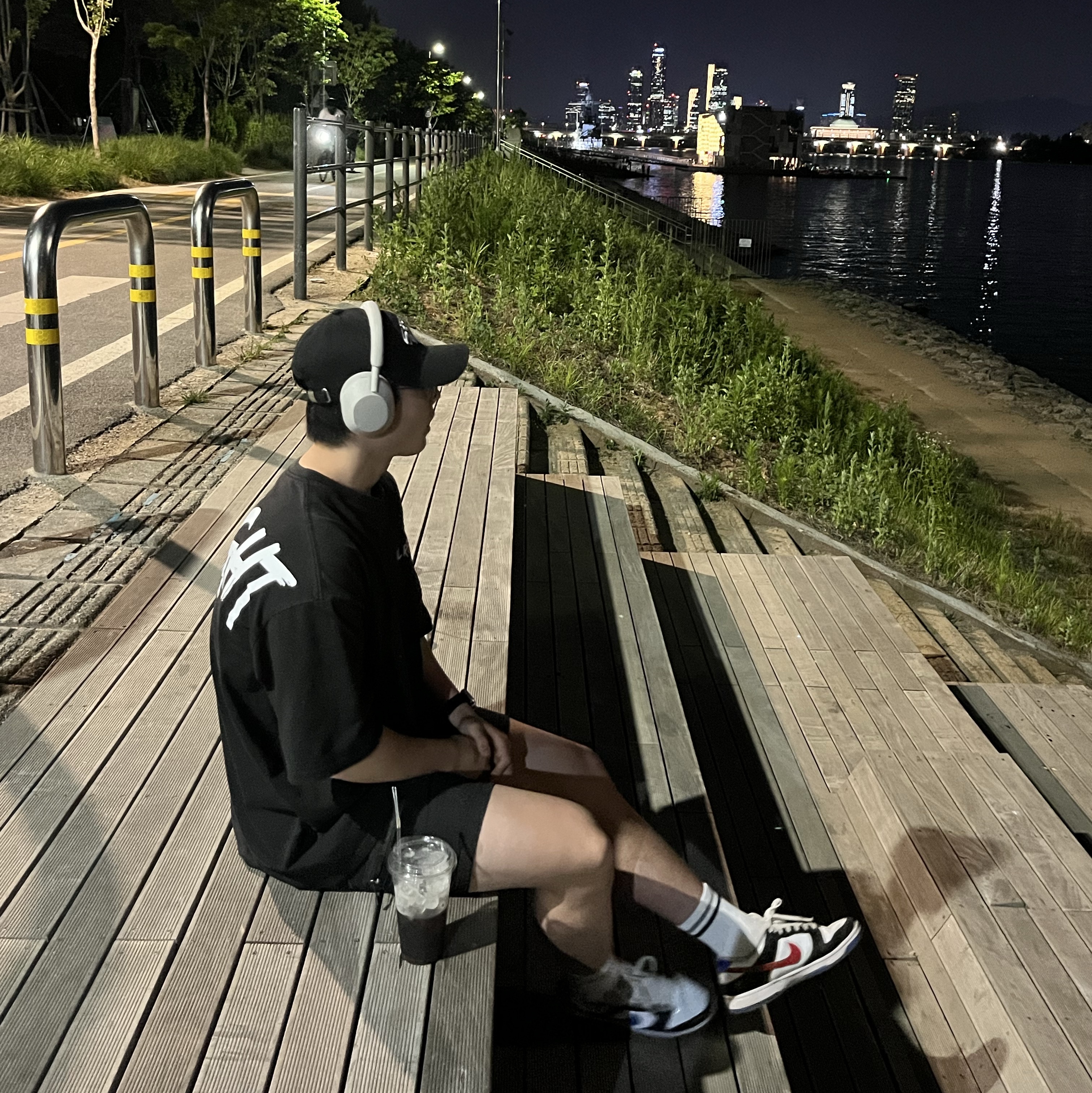 Sony WH-1000XM5 Silver (Korean Ver.) 착용 스타일 - 1