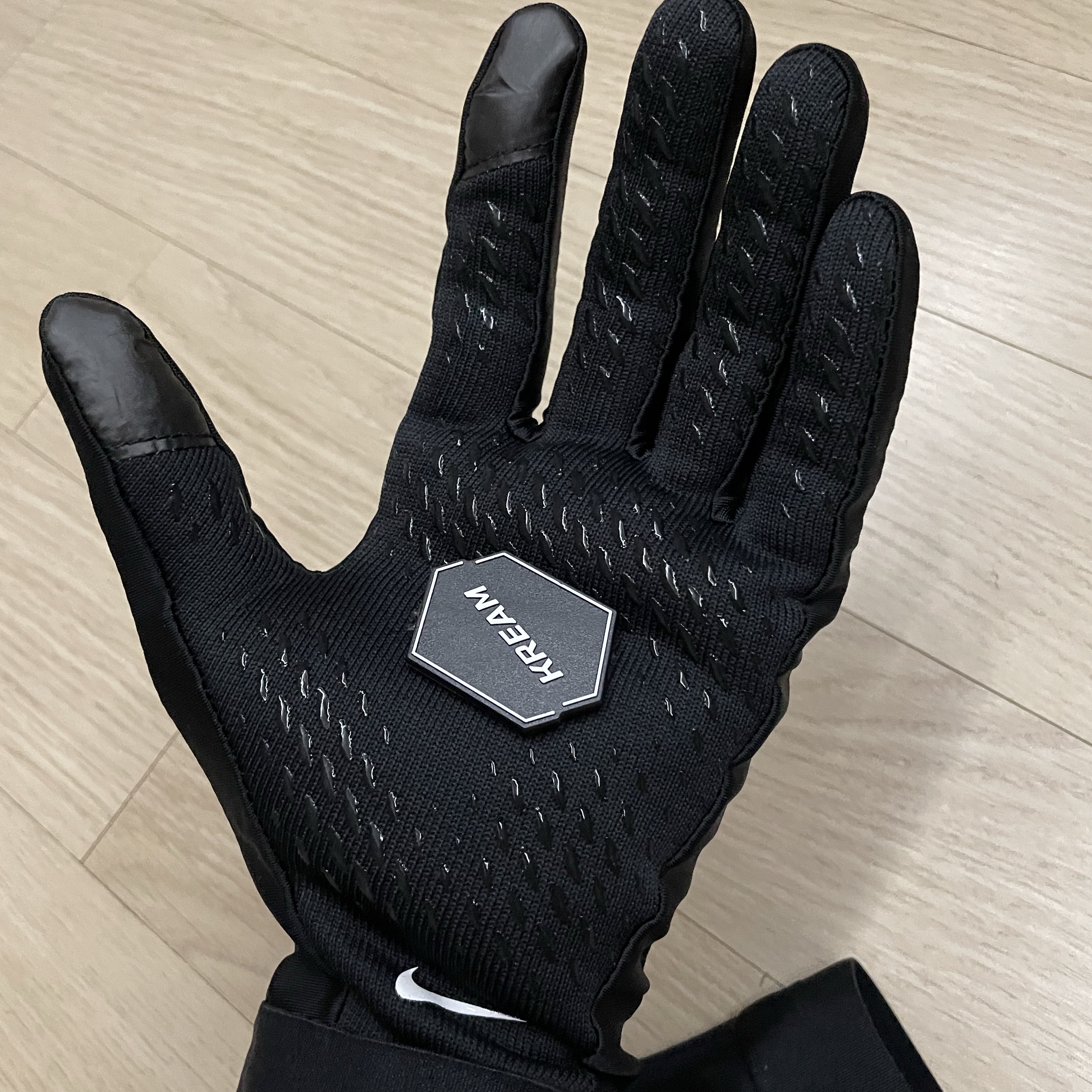 Nike Therma-Fit Academy Football Gloves Black 착용 스타일