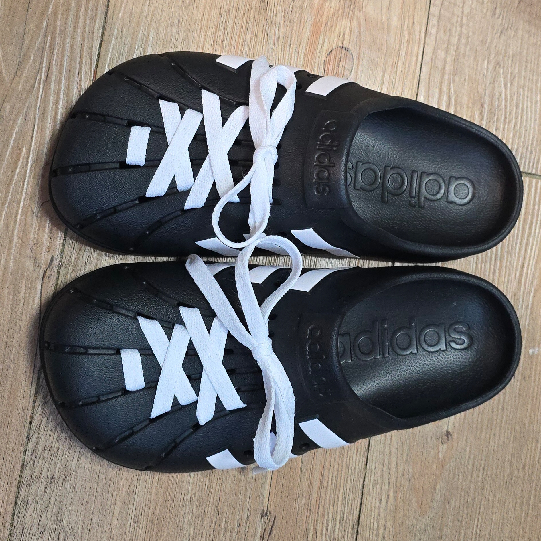 Adidas Adilette Clog Black White 착용 스타일 - 1