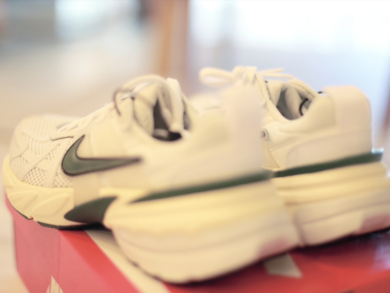 Nike V2K Run White Fir 착용 스타일 - 3