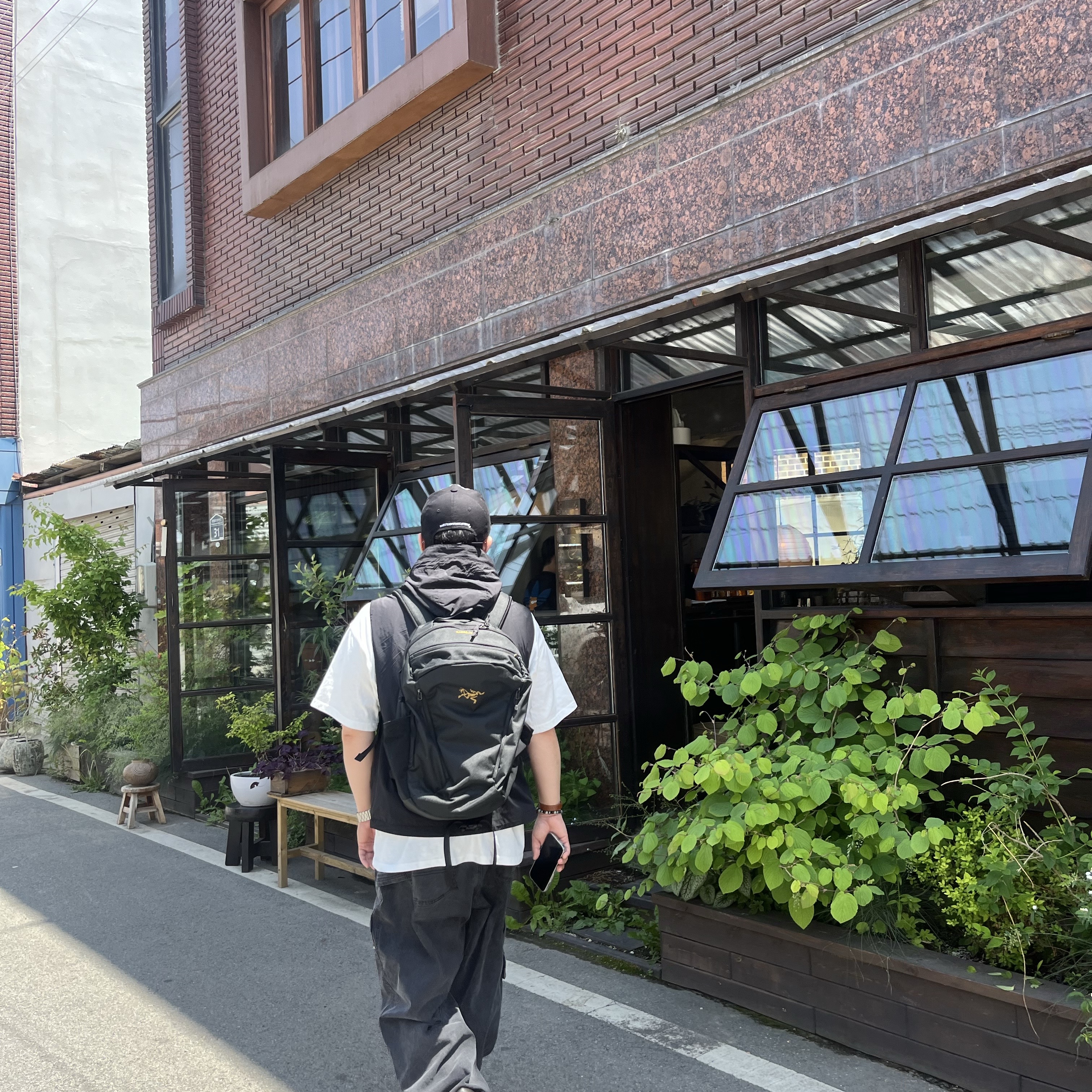 Arc'teryx Mantis 26 Backpack Black 착용 스타일