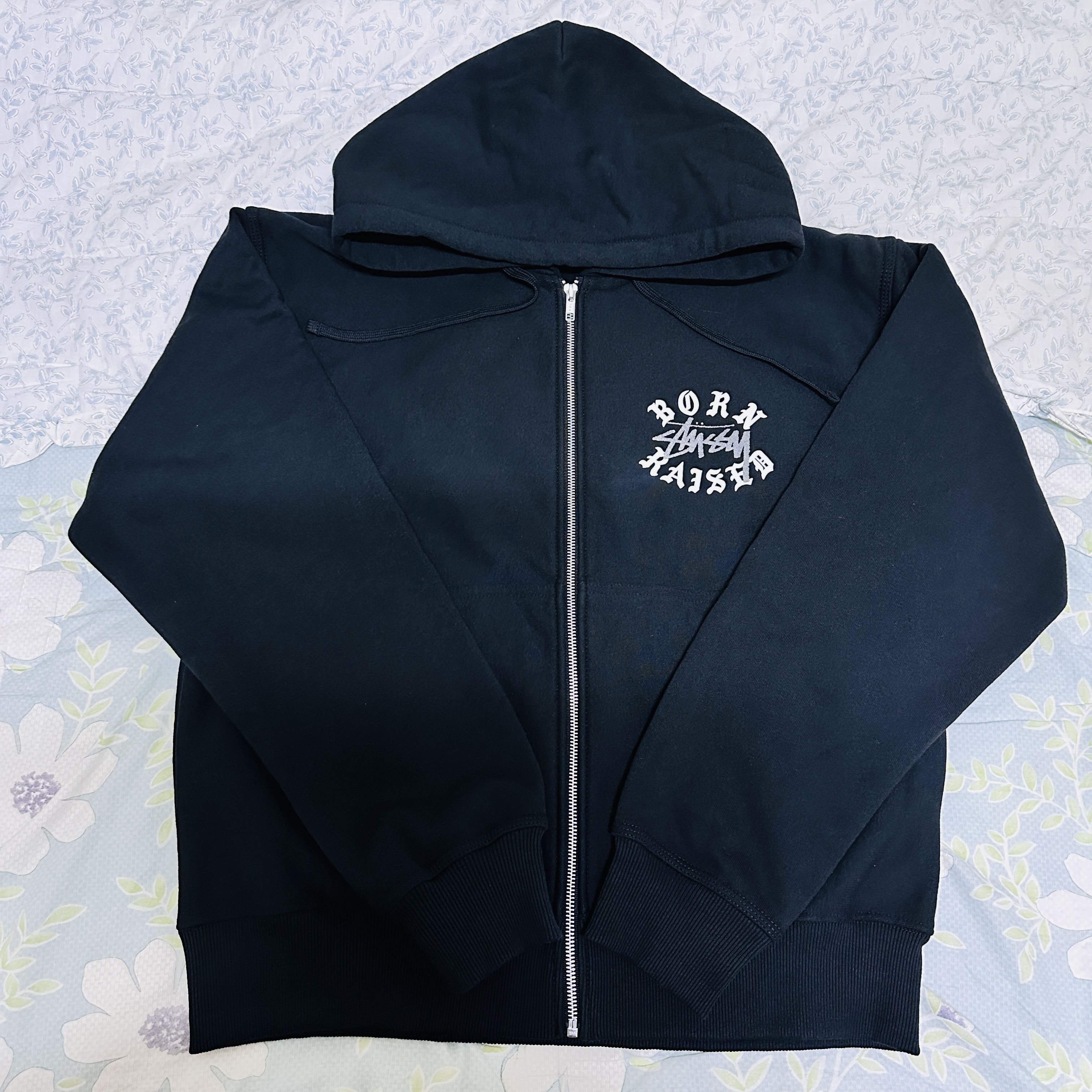 Stussy x Born X Raised Logo Zip Hoodie Black 착용 스타일 - 1