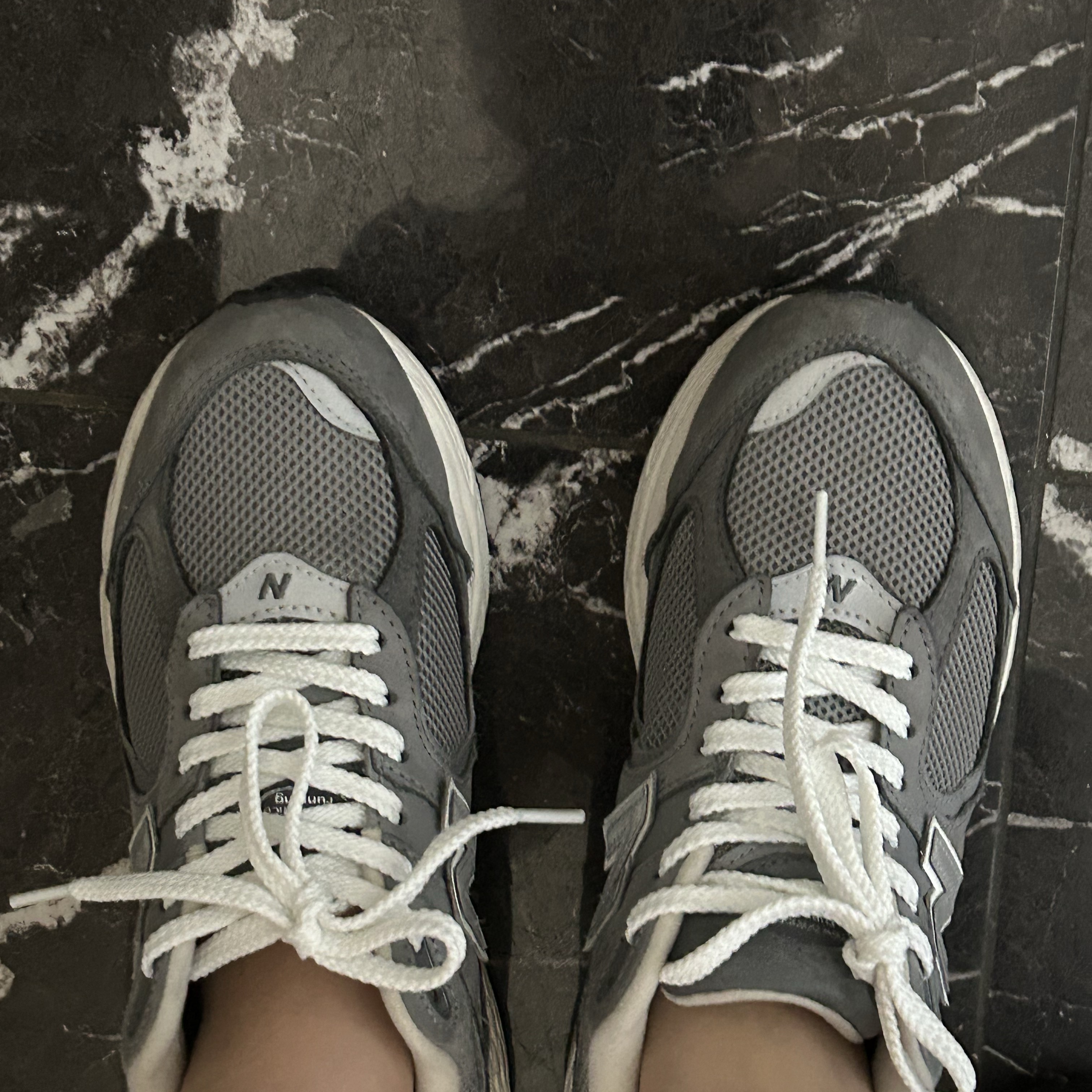 New Balance 2002R Premium Vintage Grey 착용 스타일