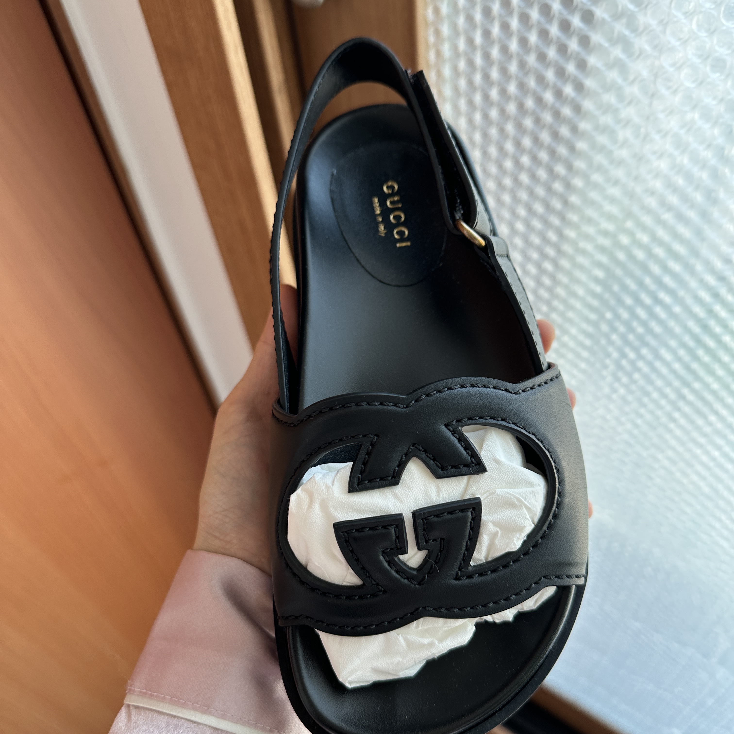 (W) Gucci Interlocking G Sandal White Leather, (W) Gucci Interlocking G Sandal Black Leather 착용 스타일 - 1