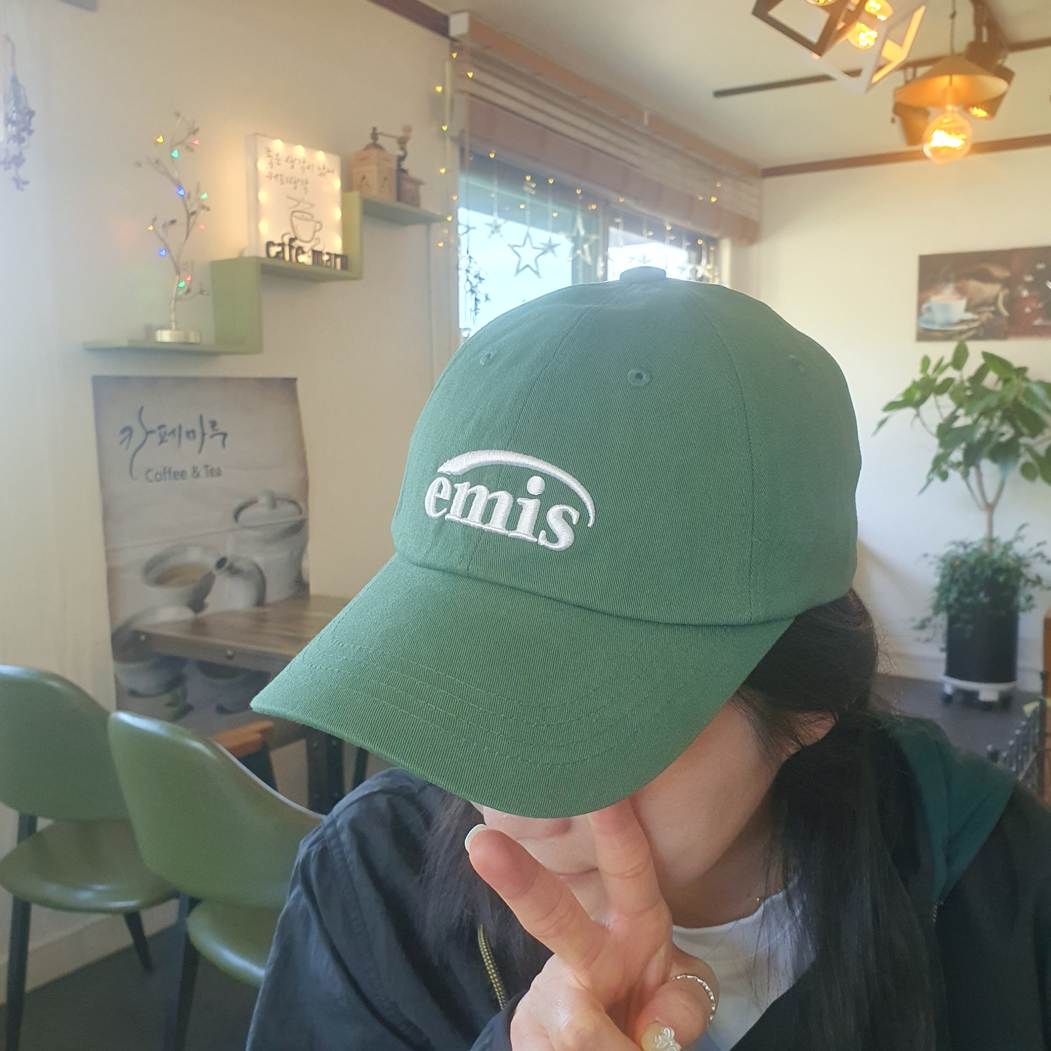 Emis New Logo Emis Cap Green 착용 스타일