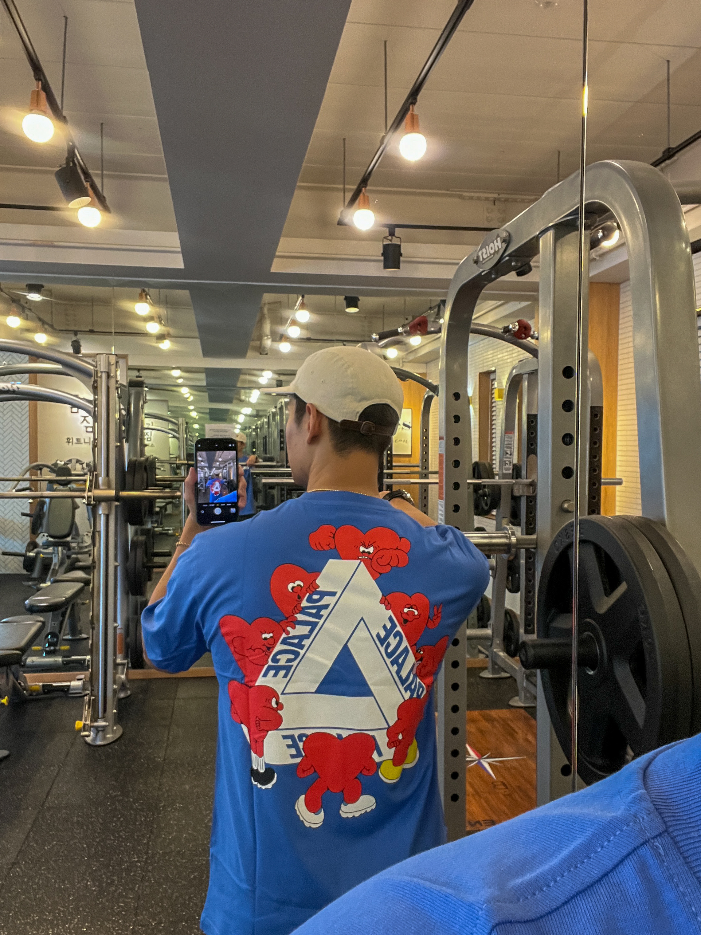 Palace Tri-Hearts T-Shirt White - 24SS, Palace Tri-Hearts T-Shirt Black - 24SS 착용 스타일 - 2