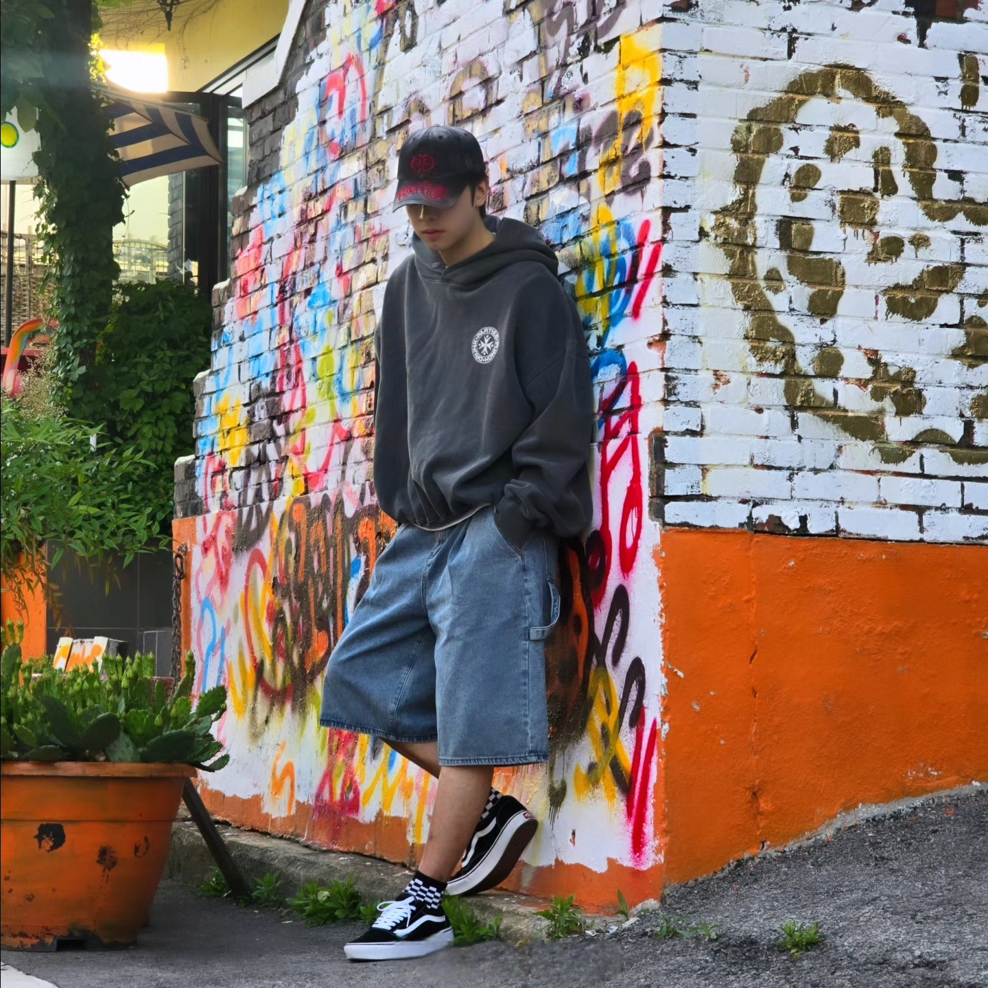 Punch Drunk Parties Circle Logo Garment Dyed Hoodie Charcoal, Vans ComfyCush Old Skool Black True white 착용 스타일 - 3