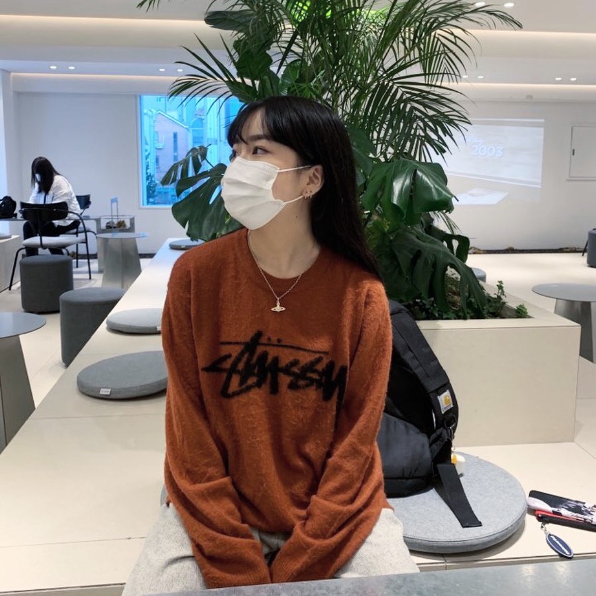 Stussy Brushed Out Logo Sweater Taupe, Vivienne Westwood Mayfair Bas Relief Pendant Pink Gold 착용 스타일