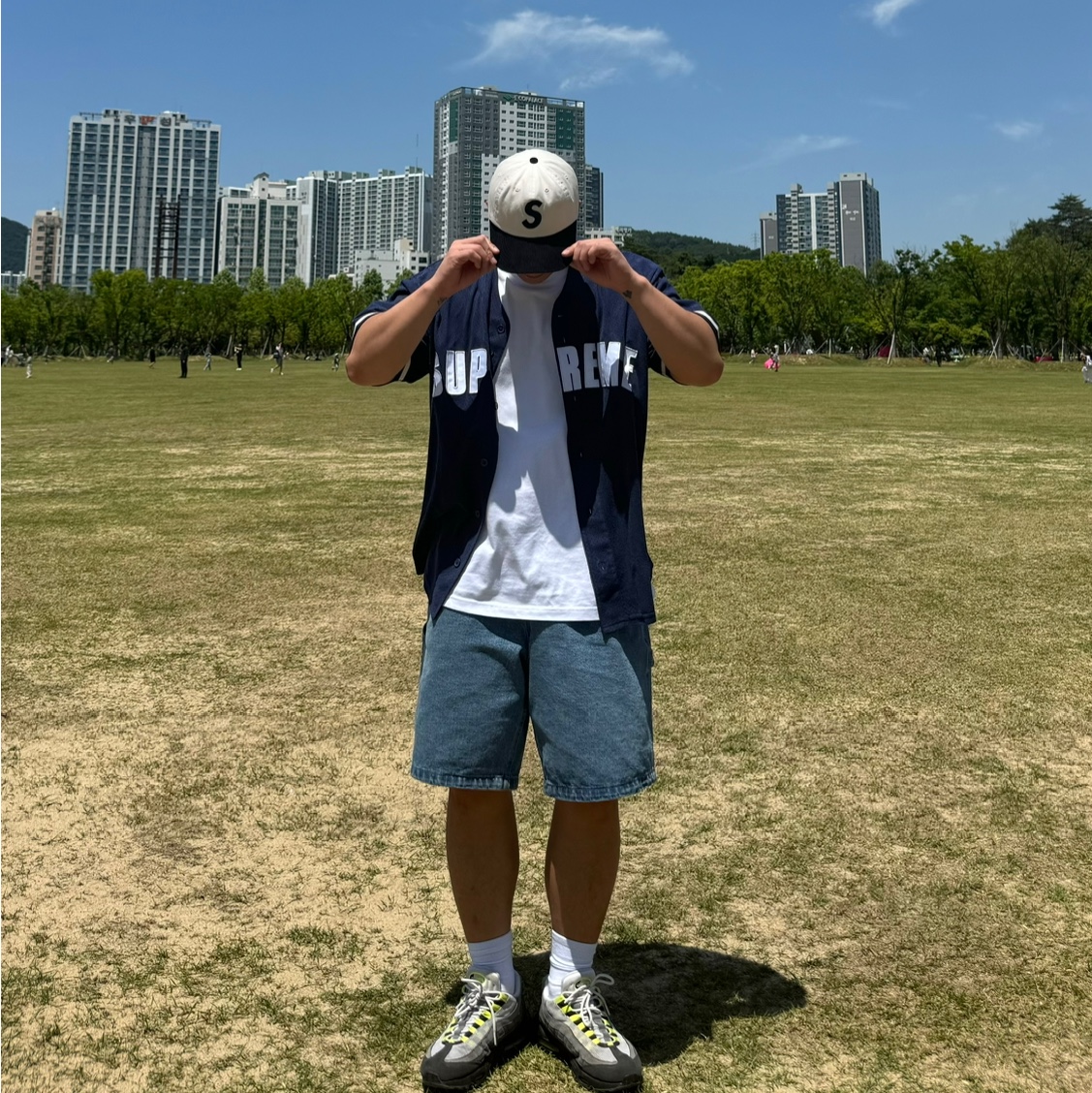 Supreme Small Box T-Shirt White - 24SS, Supreme Ultrasuede Mesh Baseball Jersey Navy - 24SS 착용 스타일 - 1