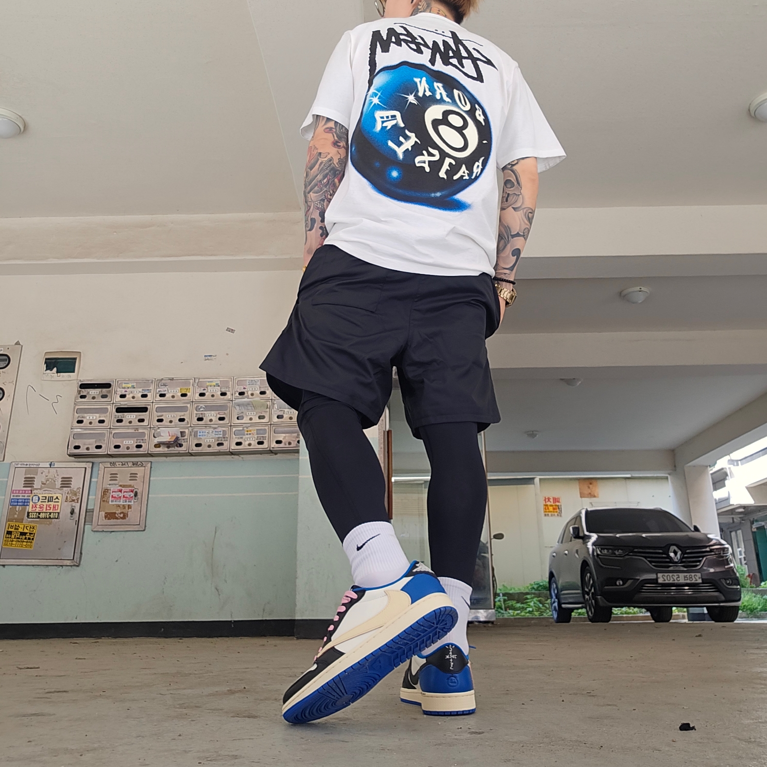 Jordan 1 x Travis Scott x Fragment Retro Low OG SP Military Blue, Stussy x Born X Raised 8 Ball T-Shirt White 착용 스타일