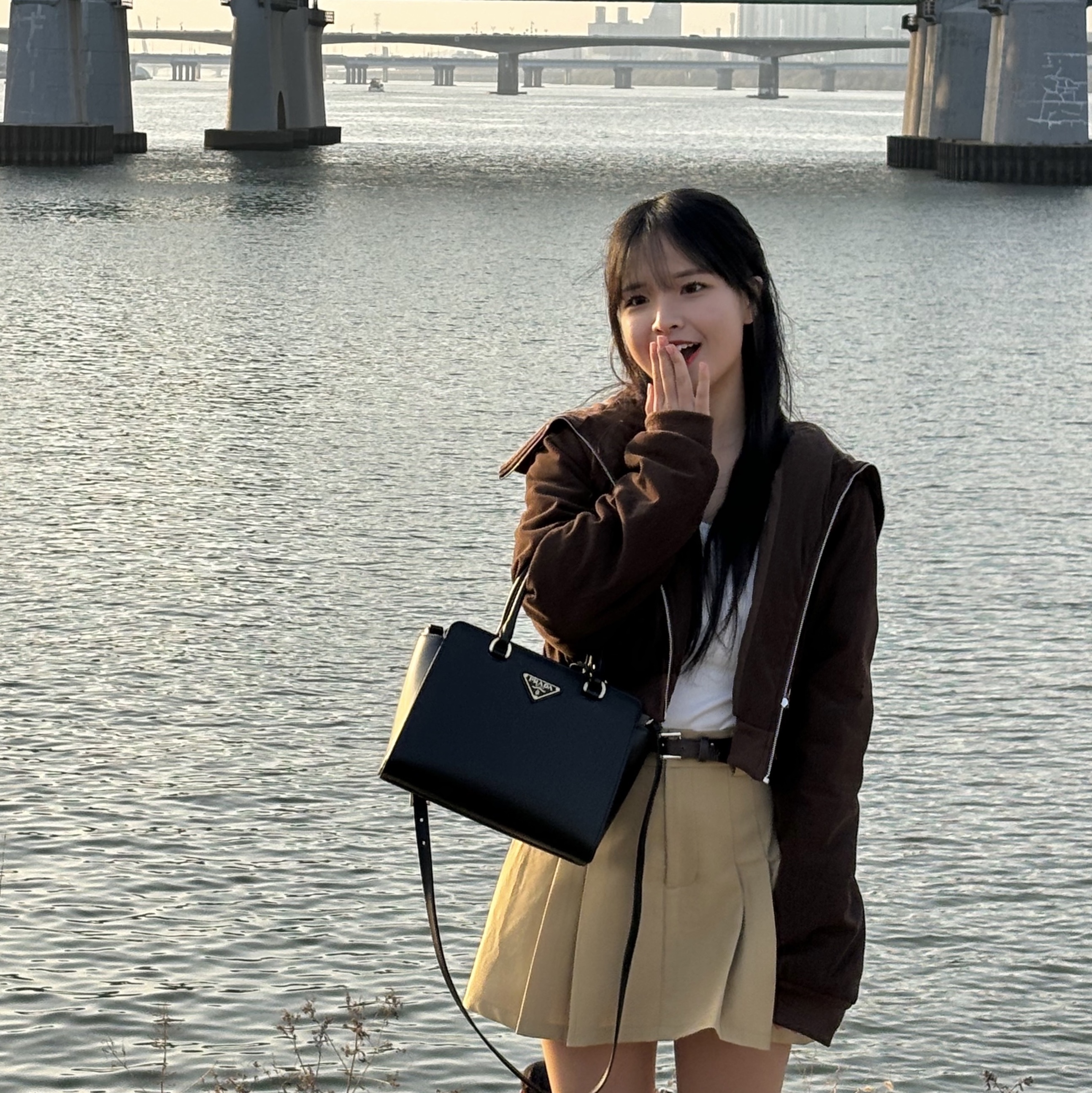 Prada Triangle Logo Saffiano Leather Mini Tote Bag Black 착용 스타일 - 1