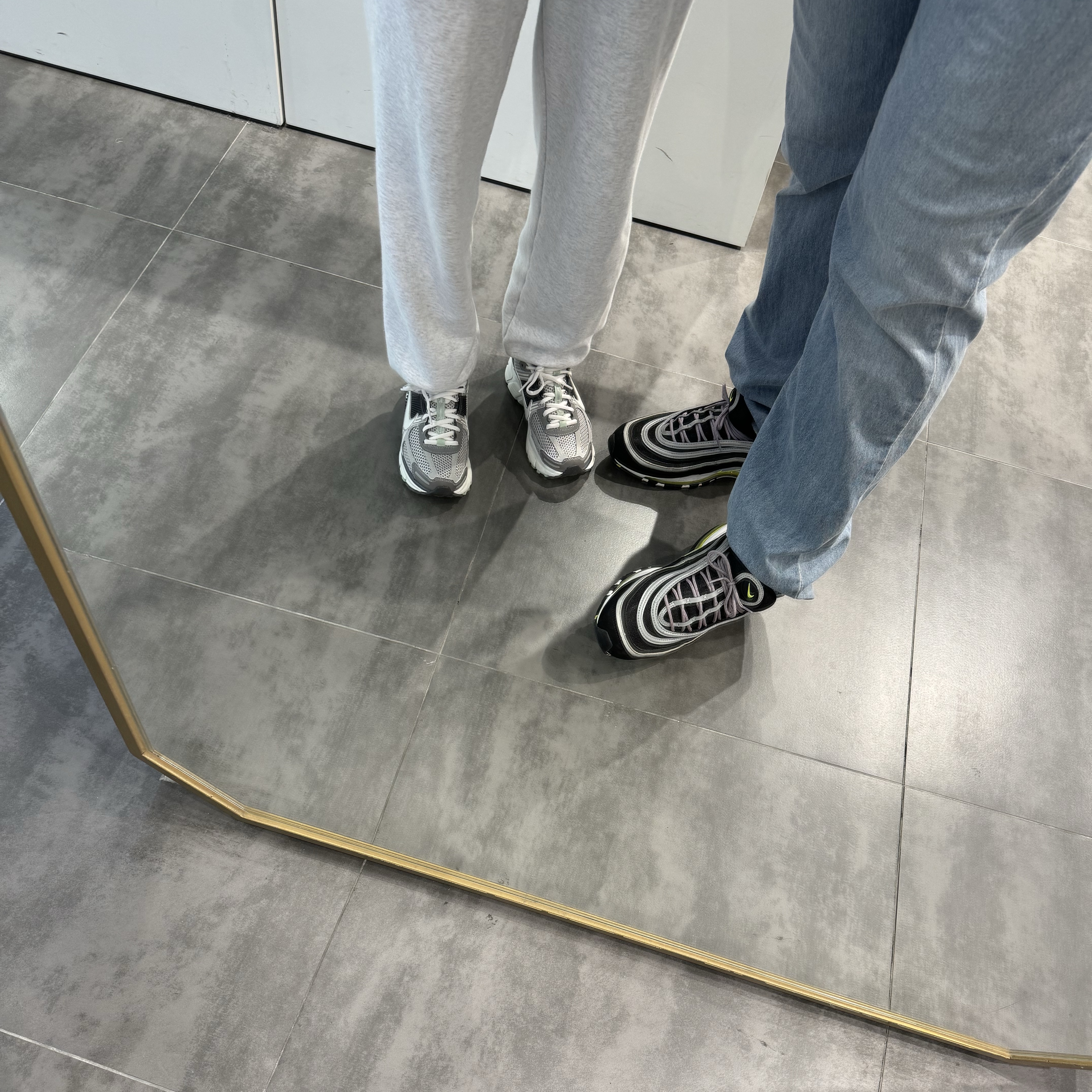 (W) Nike Zoom Vomero 5 Cobblestone and Flat Pewter, Nike Air Max 97 OG Black Volt Asia 착용 스타일
