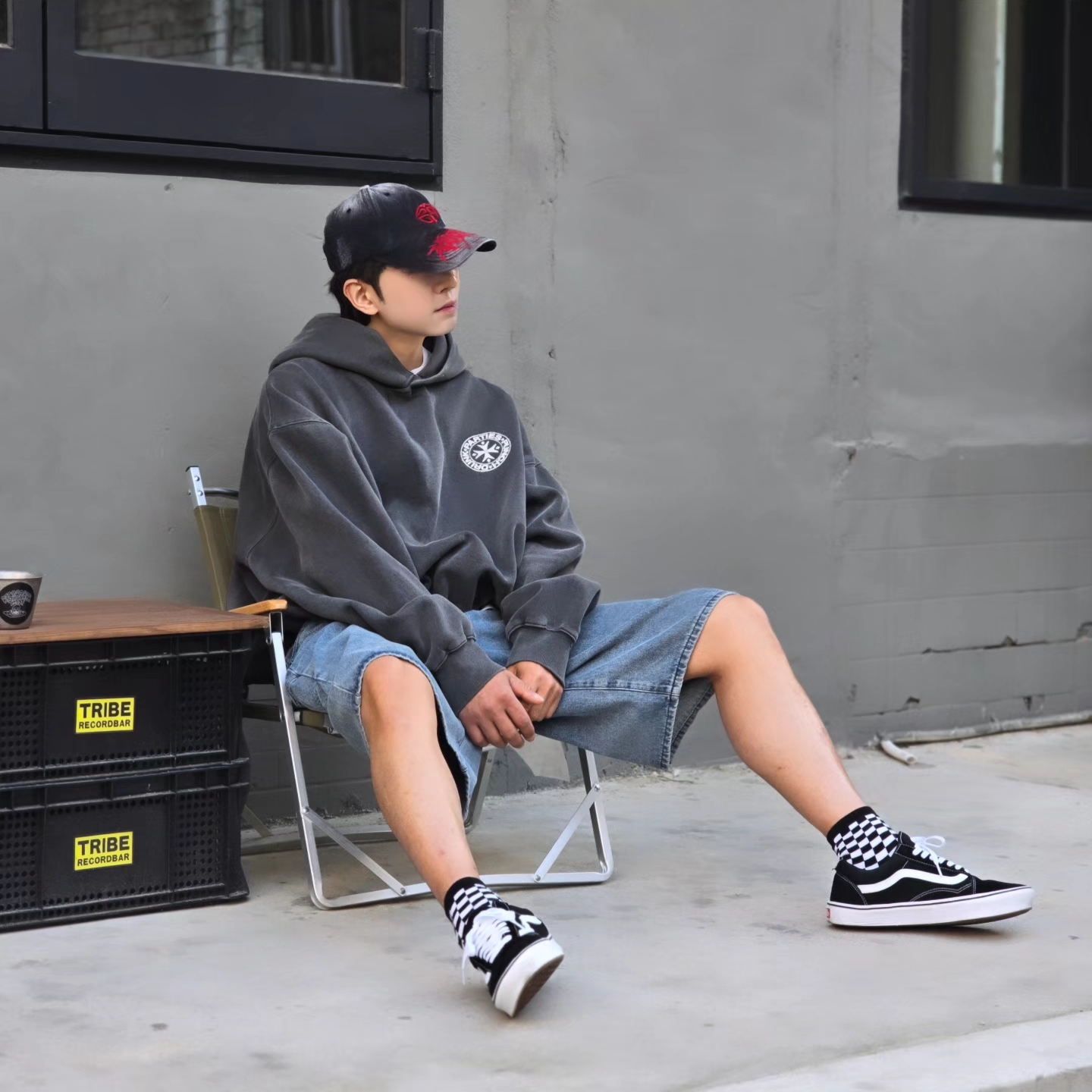 Punch Drunk Parties Circle Logo Garment Dyed Hoodie Charcoal, Vans ComfyCush Old Skool Black True white 착용 스타일 - 7
