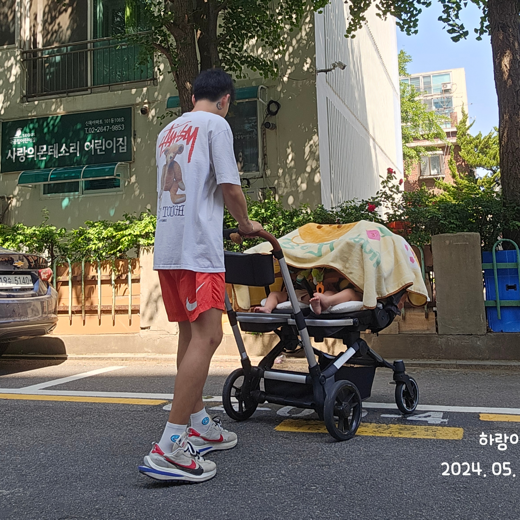 Stussy Built Tough T-Shirt White, Nike x Stussy Water Shorts Habanero Red 착용 스타일