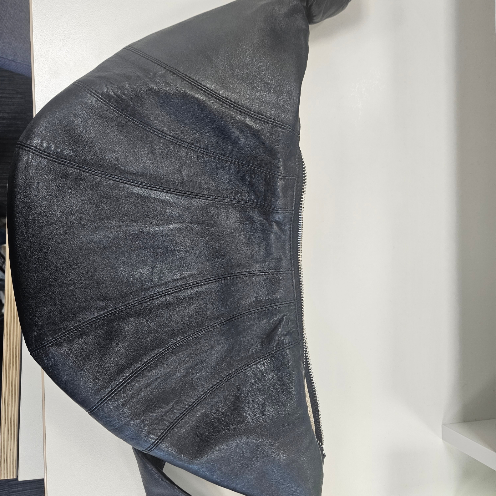 Lemaire Small Croissant Bag Soft Nappa Leather Black 착용 스타일