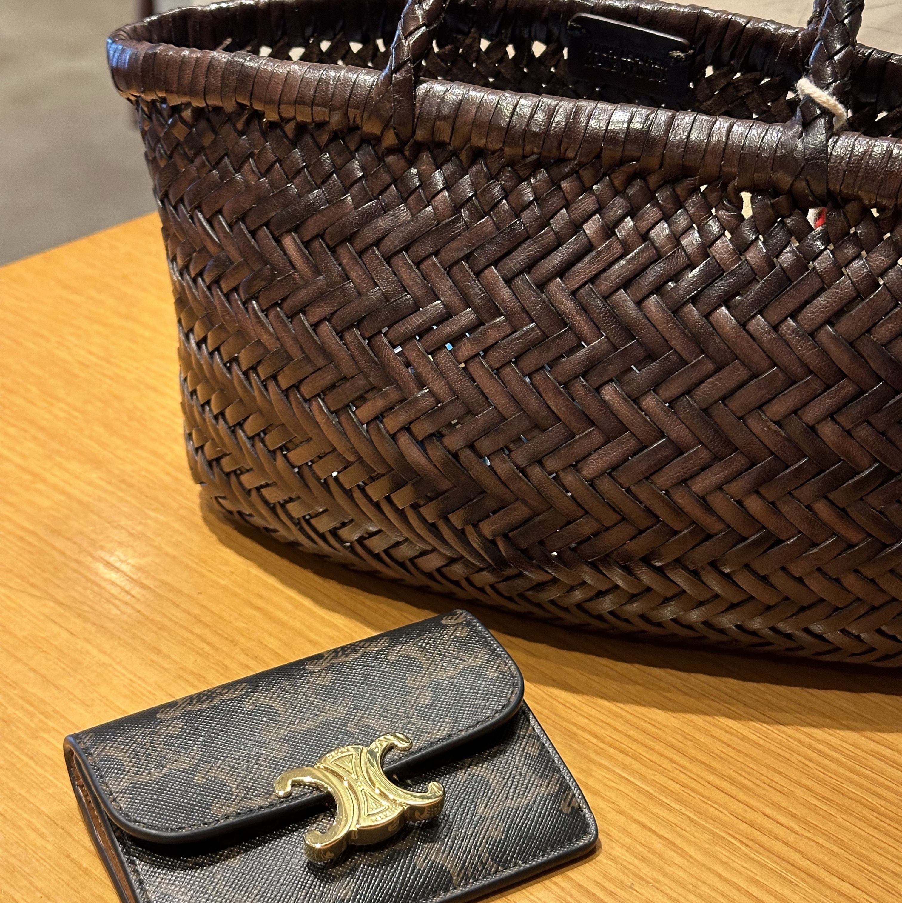 Celine Card Holder with Flap in Triomphe Canvas Tan, Dragon Diffusion Triple Jump Mini Dark Brown 착용 스타일