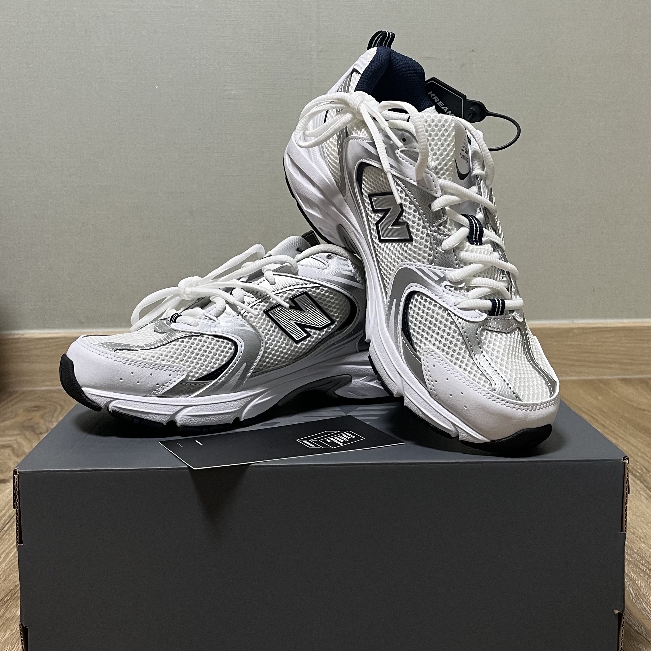 New Balance 530 White 착용 스타일